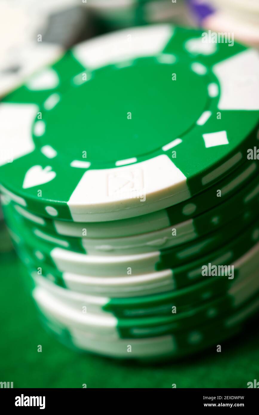 Vista di un tavolo da gioco con tappeto verde e chip da casinò. Foto Stock
