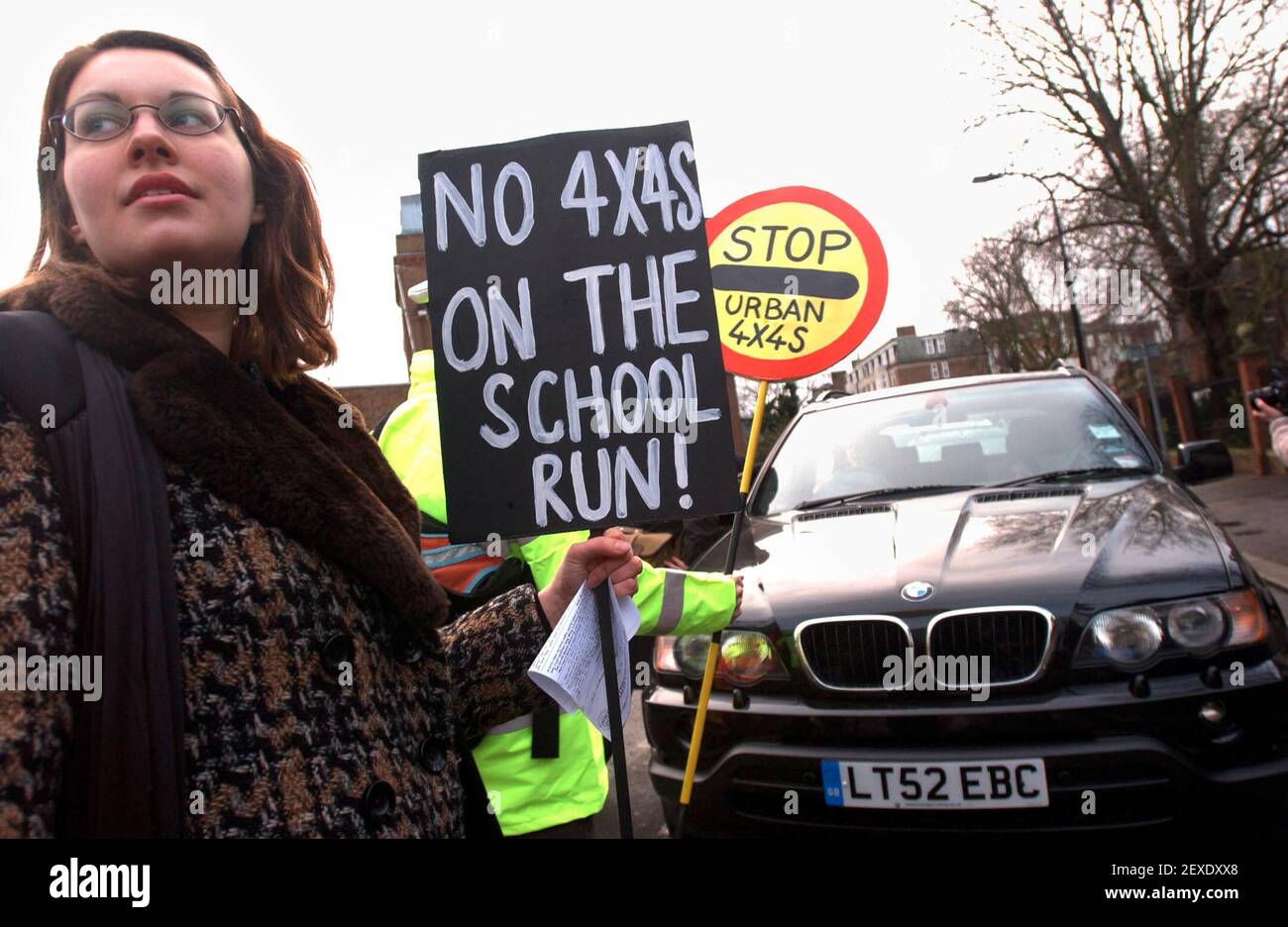 PROTESTA CONTRO LE 4X4 URBANE AD HAMPSTEAD.11/1/04 PILSTON Foto Stock