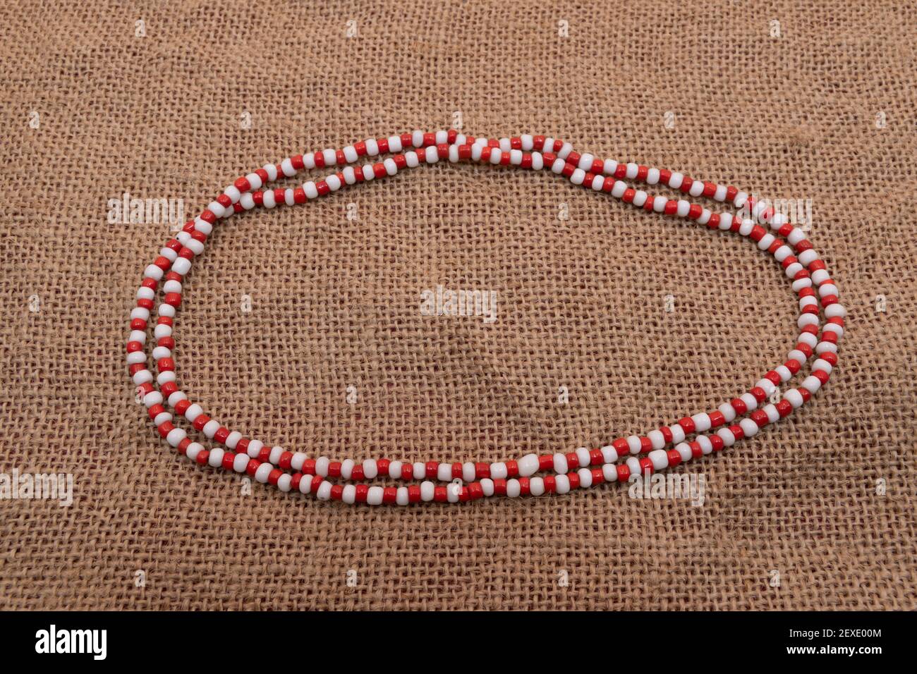 Fotografia della collana rappresentativa dell'orisha Shango nel Yoruba religione Foto Stock