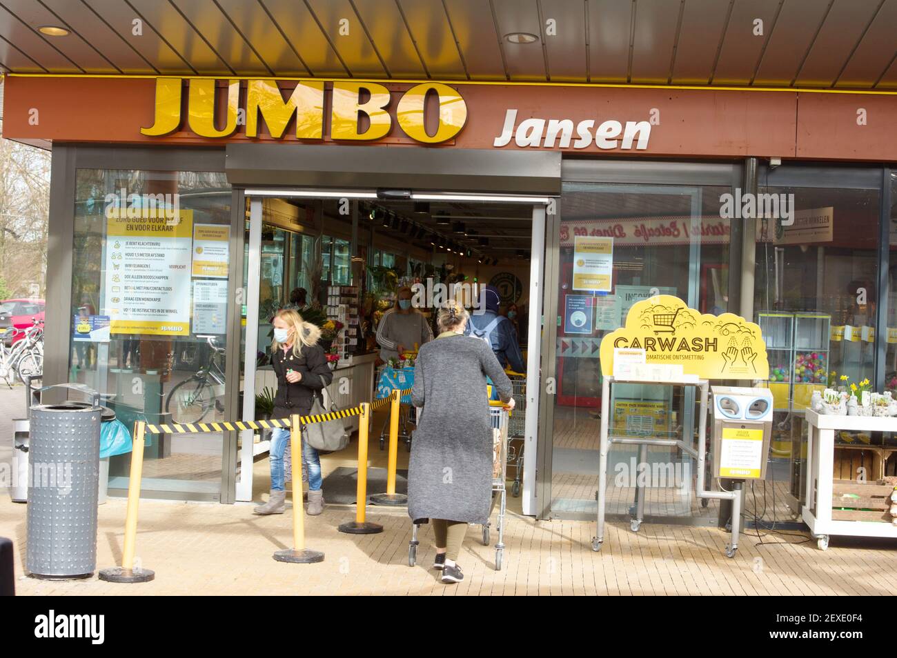 Arnhem, Paesi Bassi - 24 febbraio 2021: Ingresso di un negozio Jumbo ad Arnhem con gente che sta facendo shopping, Jumbo è un supermercato olandese Foto Stock