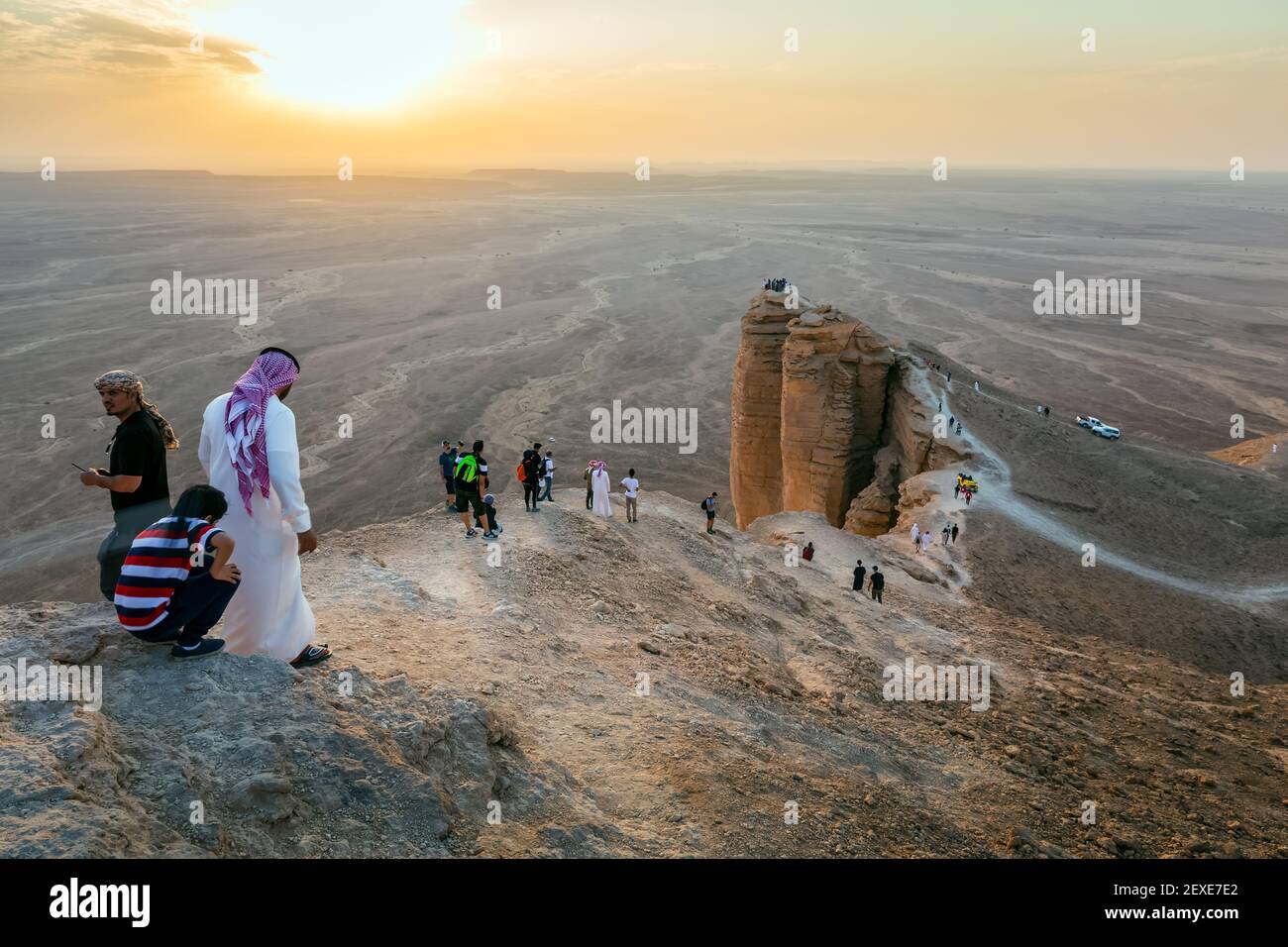 Tourist on Edge of the World, un punto di riferimento naturale e popolare destinazione turistica vicino Riyadh -Arabia Saudita.08-Dic-2019. Foto Stock