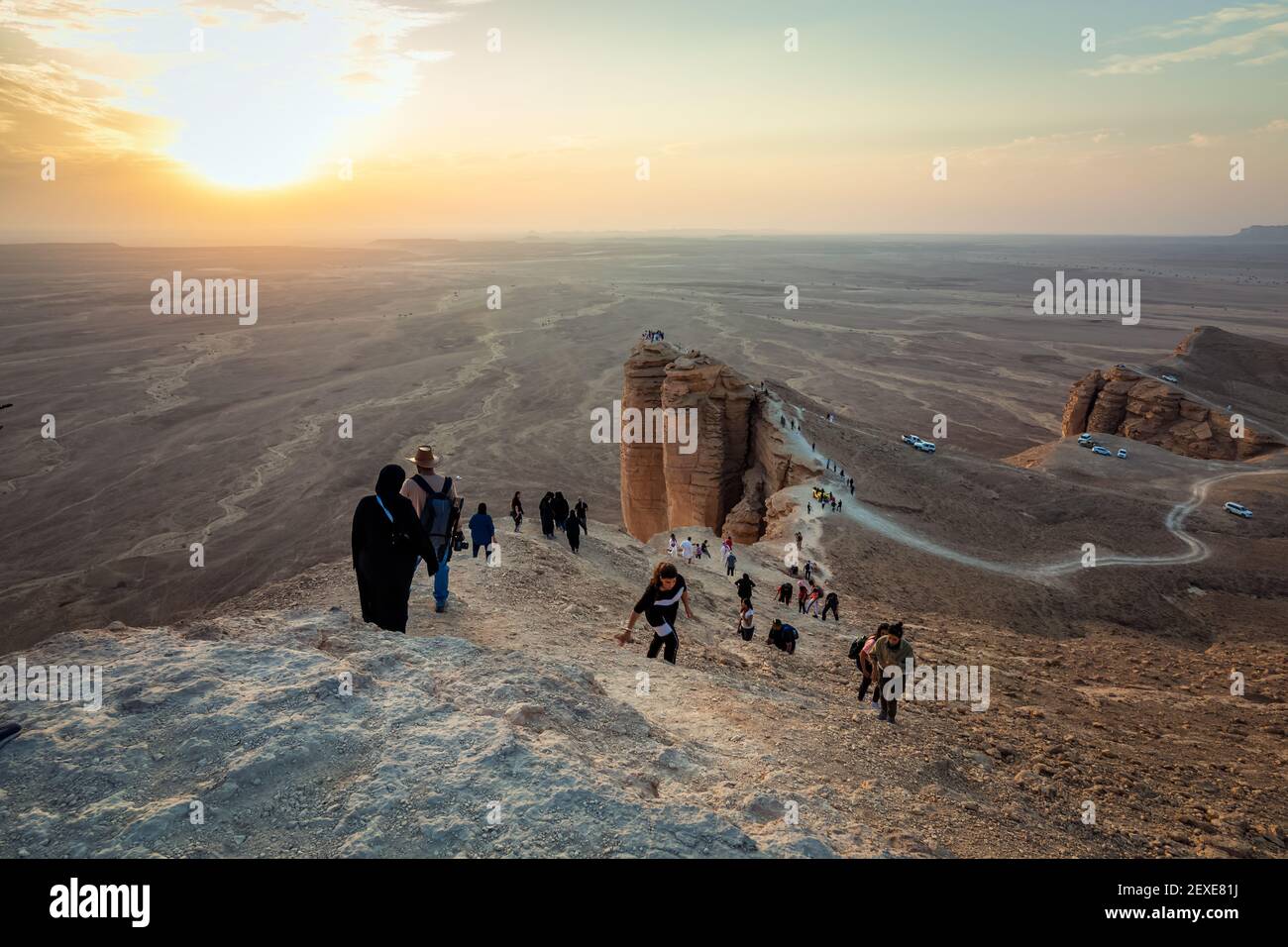Tourist on Edge of the World, un punto di riferimento naturale e popolare destinazione turistica vicino Riyadh -Arabia Saudita.08-Dic-2019. Foto Stock