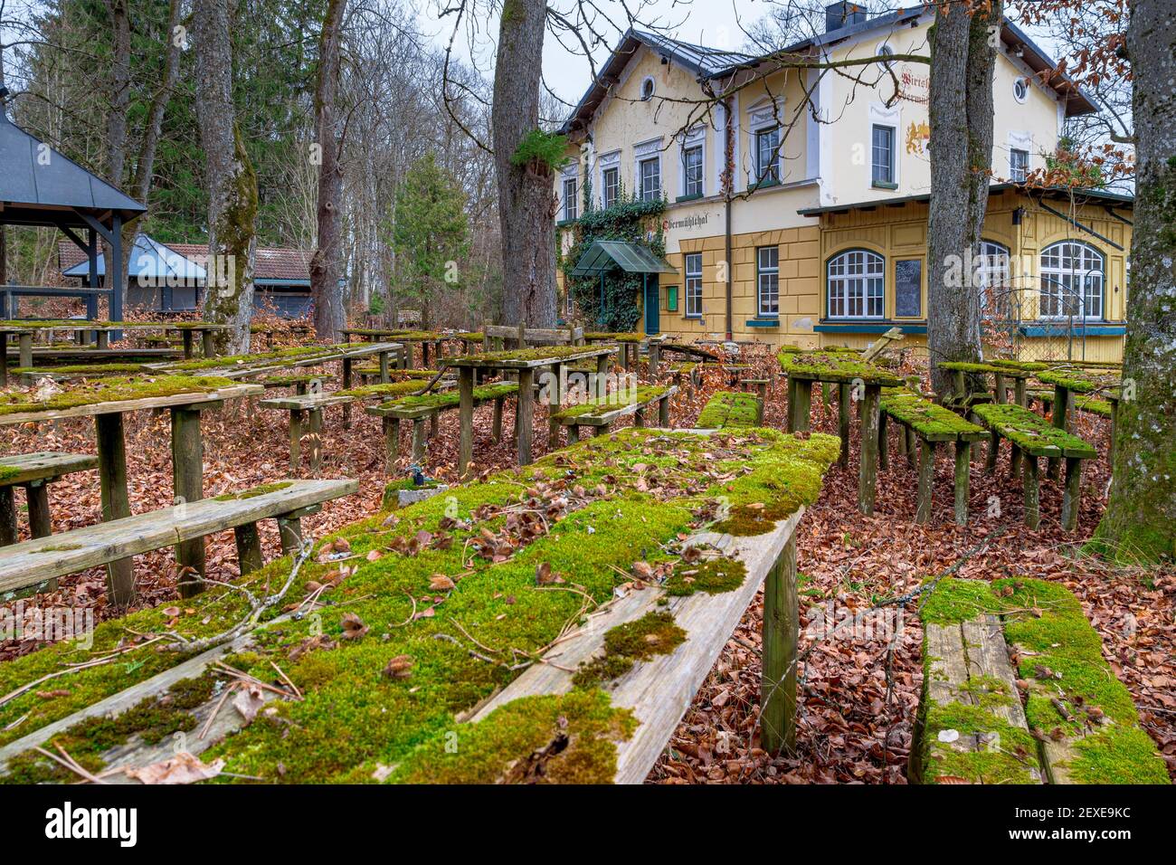 Luogo perduto, birreria all'aperto con aree salotto molto mossy, Gasthof Obermuehltal, Baviera, Germania, Europa Foto Stock