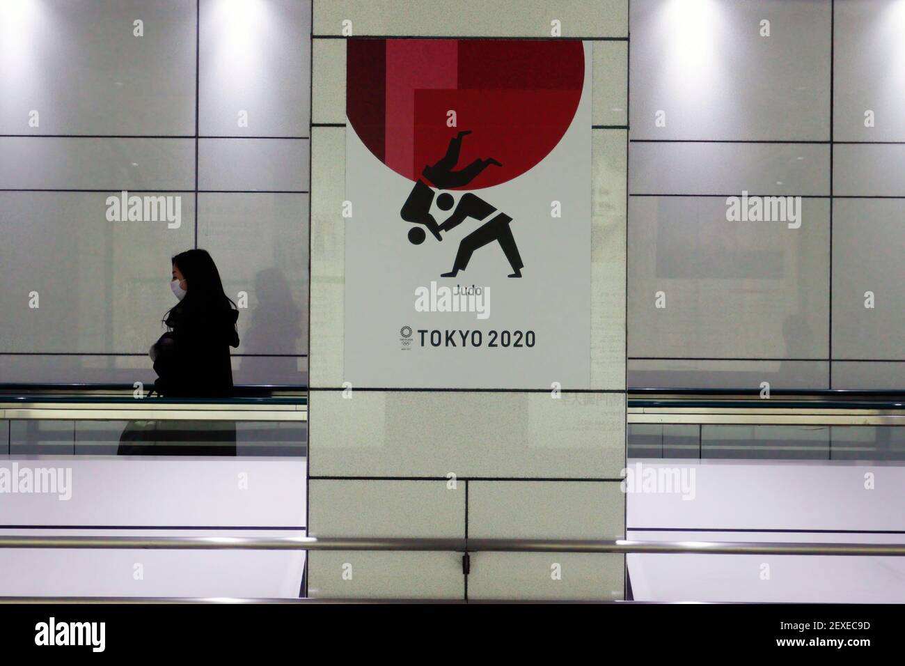 Poster dei Giochi Olimpici di Tokyo 2020 all'interno della stazione di Shinjuku. Il Comitato Olimpico Internazionale (CIO) e il Comitato Organizzatore locale hanno ufficialmente confermato che le Olimpiadi si terranno da venerdì 23 luglio a domenica 8 agosto 2021. Foto Stock