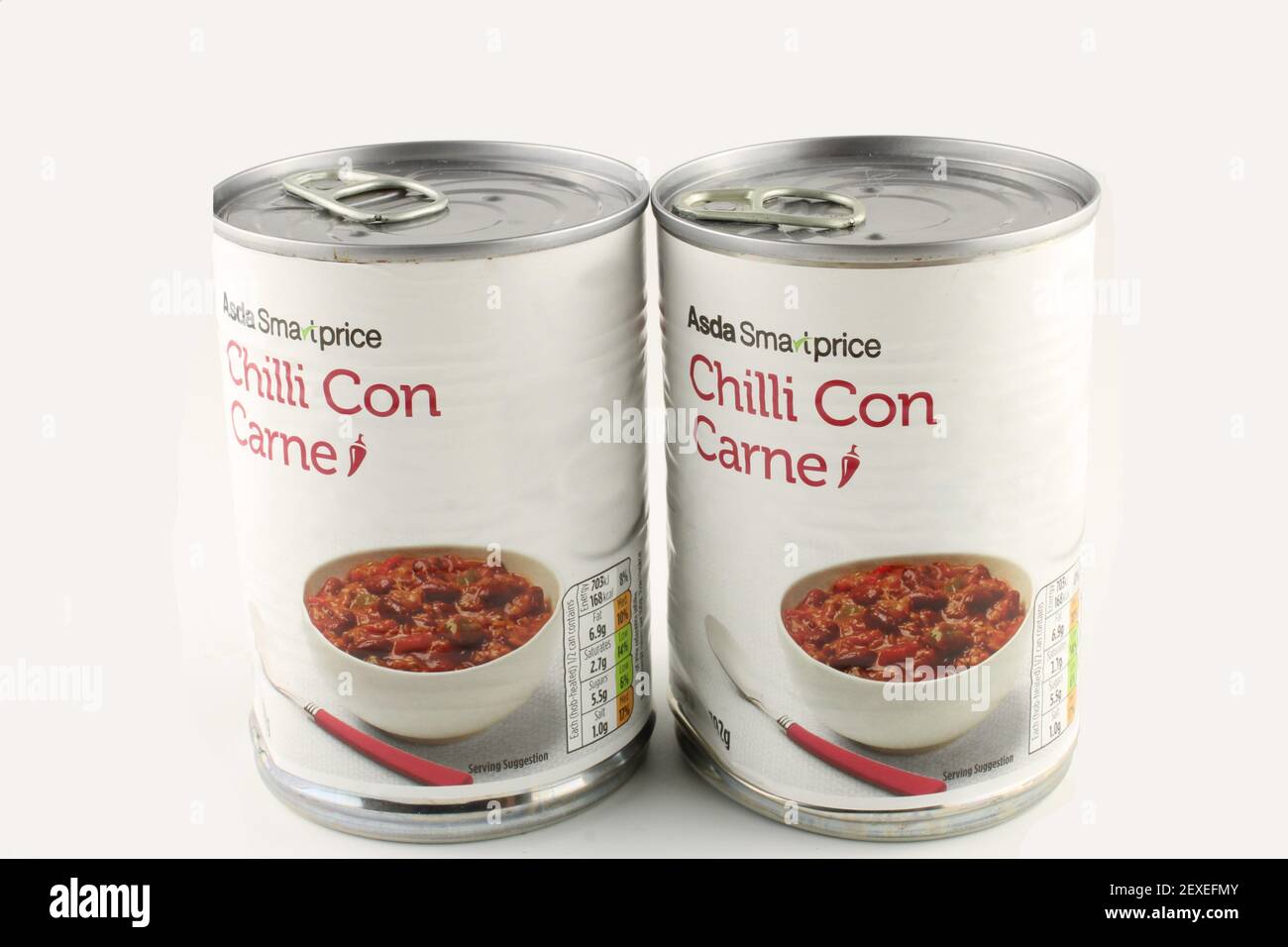 Tins Chili con Carne isolato su uno sfondo bianco con spazio copia Foto Stock