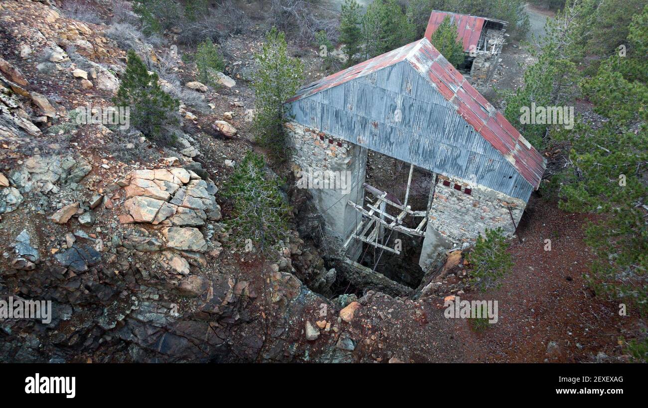 Vecchio ascensore rotto sopra l'albero verticale della miniera di cromite abbandonata, vista aerea Foto Stock