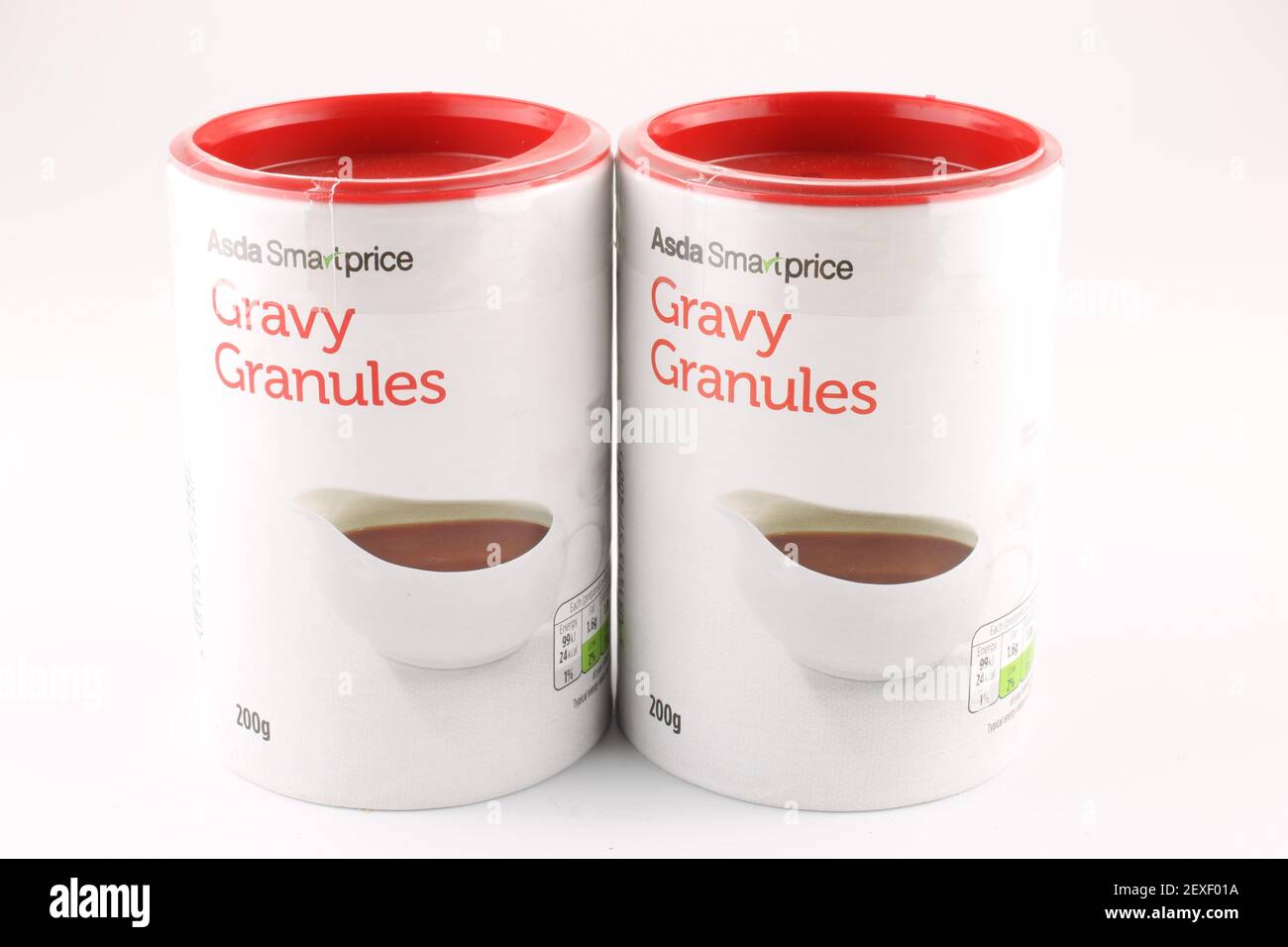 Due vaschette di granuli di sugo isolate su sfondo bianco Foto Stock