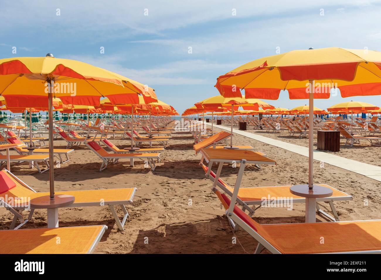 Ombrelloni, lettini, spiaggia, Rimini, Italia Foto stock - Alamy