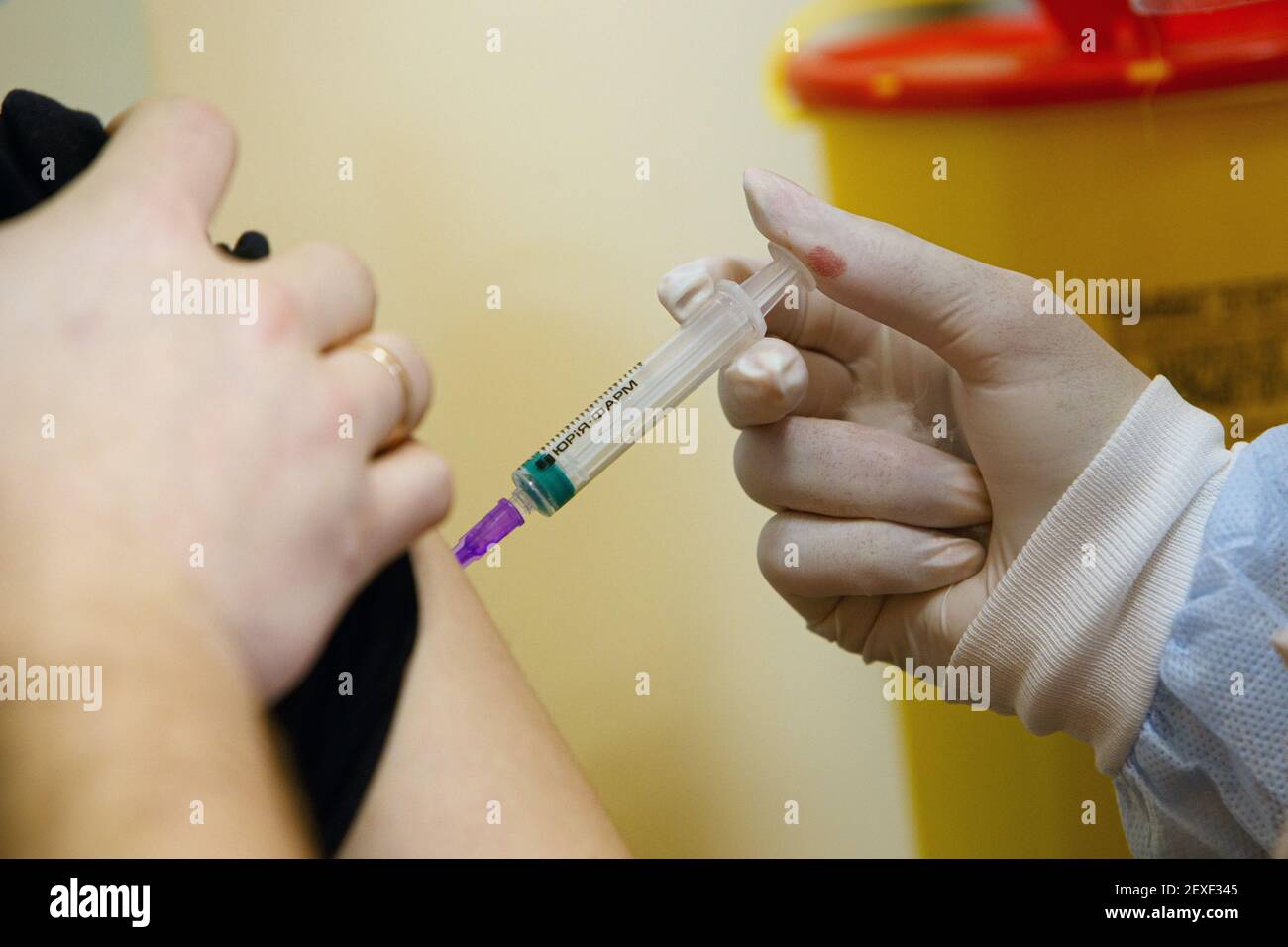 Non esclusivo: UZHHOROD, UCRAINA - 4 MARZO 2021 - UN operatore sanitario inietta una dose del vaccino CoviShield presso la clinica regionale di Zakarpattia Foto Stock