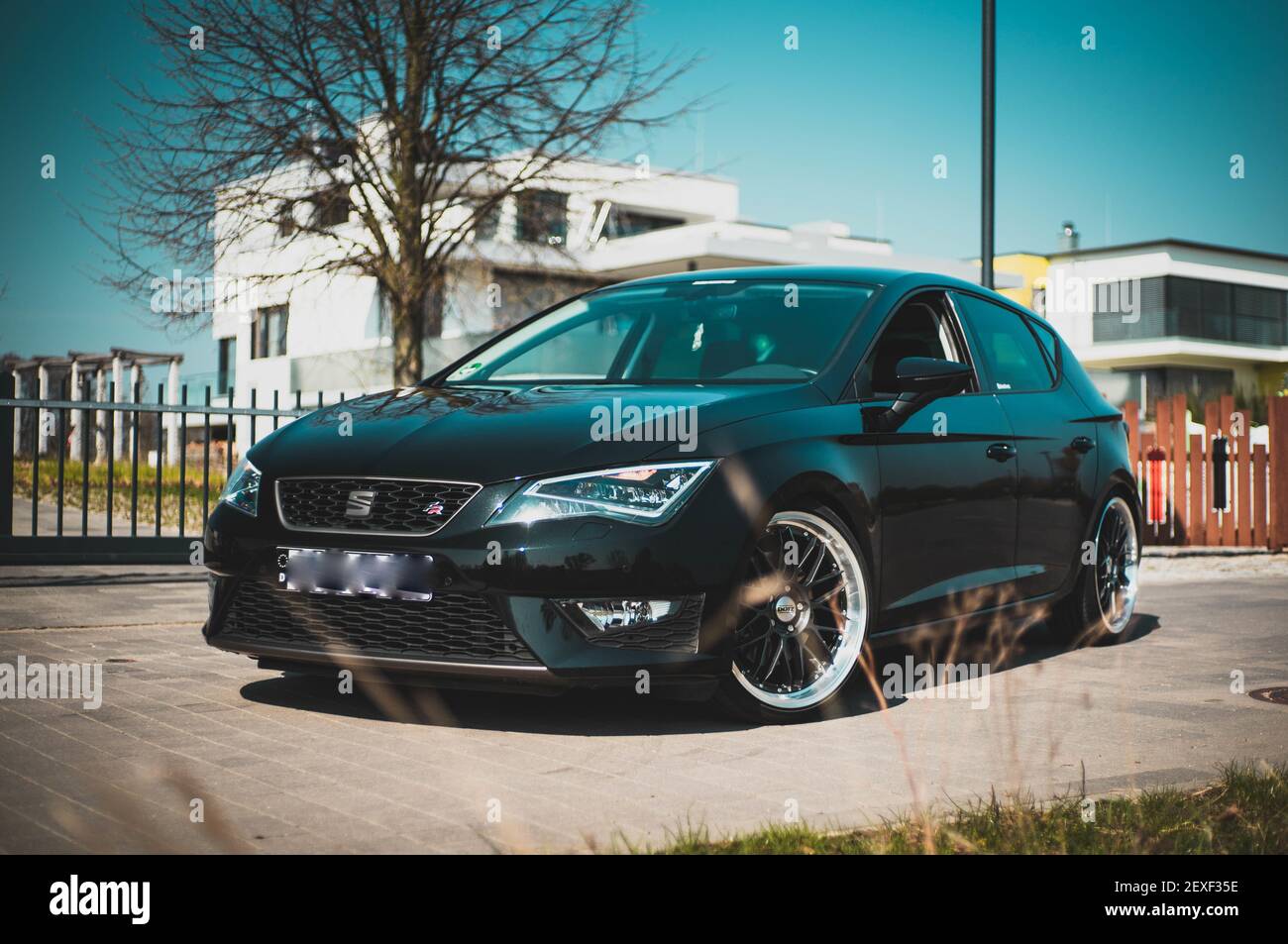 WAREN (Müritz), GERMANIA - 22 aprile 2019: Una Seat Leon FR nera di fronte a Ville con cielo blu Foto Stock