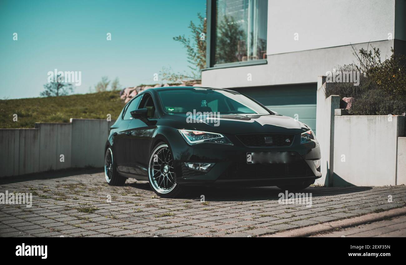 WAREN (Müritz), GERMANIA - 22 aprile 2019: Una foto di una Seat Leon FR di fronte a una villa con cielo blu e campo verde nel backround Foto Stock