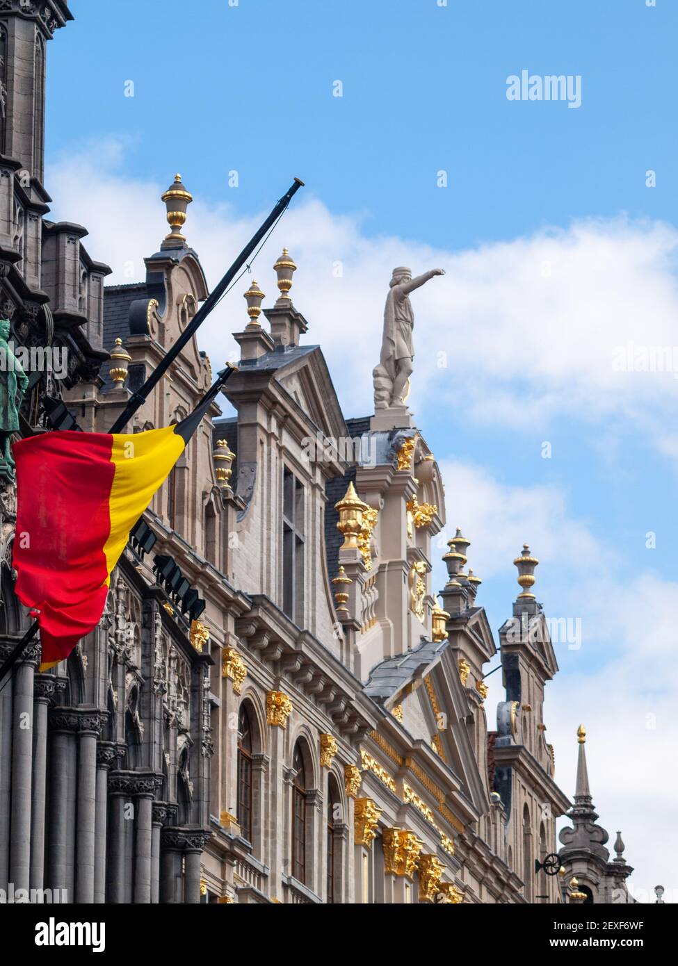 Belgio bandiera nella Maison du Roi, Grand Place Bruxelles Foto Stock