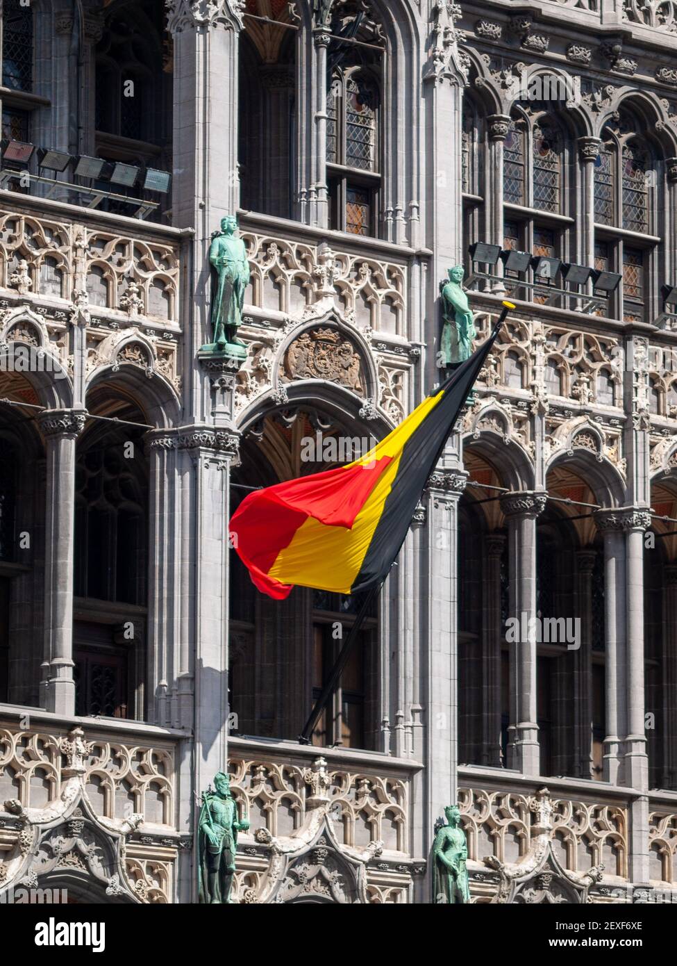 Belgio bandiera nella Maison du Roi, Grand Place Bruxelles Foto Stock