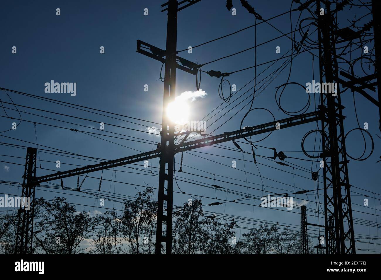 Pomeriggio di sole invernale vicino alla stazione ferroviaria - Febbraio 13.2021. Sole invernale debole, interruttori congelati e neve in tutto l'intorno. Foto Stock