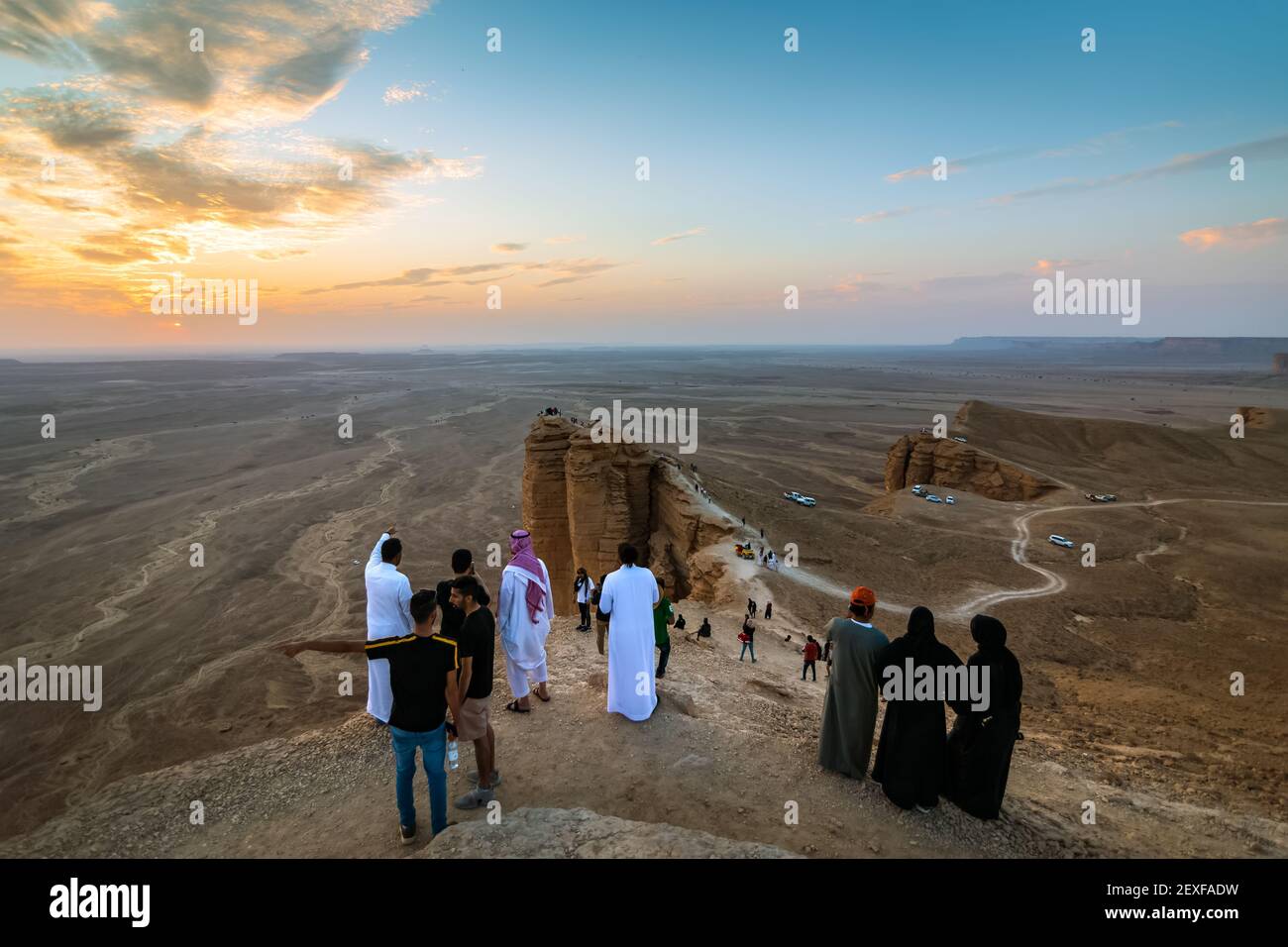 Tourist on Edge of the World, un punto di riferimento naturale e popolare destinazione turistica vicino Riyadh -Arabia Saudita.18-Dic-2019. Foto Stock