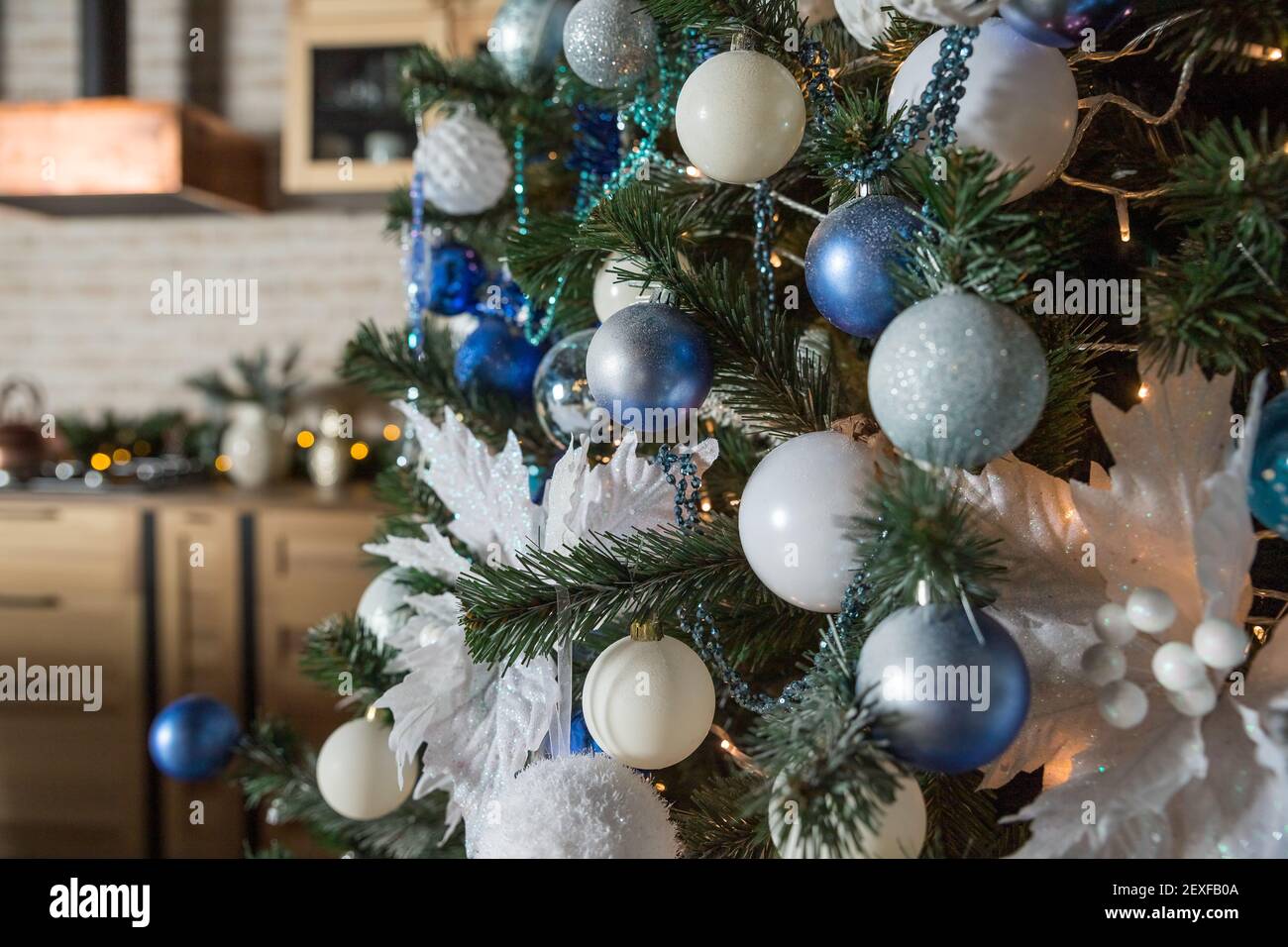 Albero di Natale con i giocattoli blu e bianchi nella scheda di  interior.Christmas con bianco e blu decor.Holidays decorazioni, argento,  palline blu appesi sopra Foto stock - Alamy