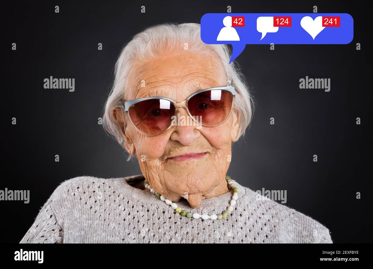 Nonna ritirata sui social media con cuori e mi piace Foto Stock