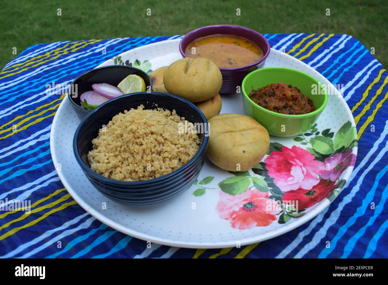 Rajasthani cibo tradizionale dal baati conosciuto anche come dal bati o Daal baati con churma o choorma e insalata di cipolla verdigliola, aglio sottaceti, pomodoro p Foto Stock