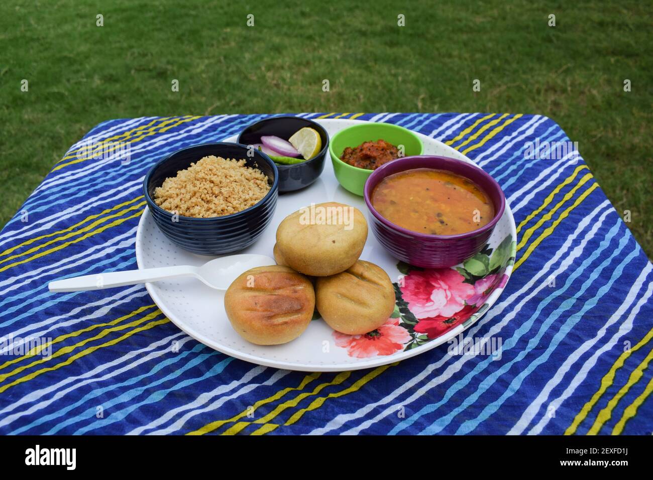 Rajasthani cibo tradizionale dal baati conosciuto anche come dal bati o Daal baati con churma o choorma e insalata di cipolla verdigliola, aglio sottaceti, pomodoro p Foto Stock