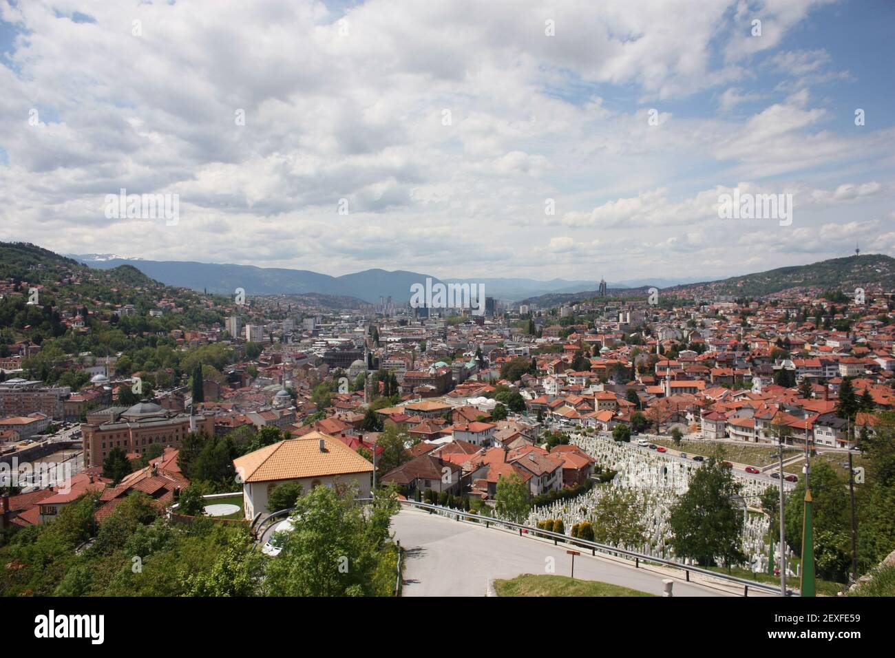 Vista su Sarajevo in Bosnia Erzegovina in una giornata di sole da una collina Foto Stock