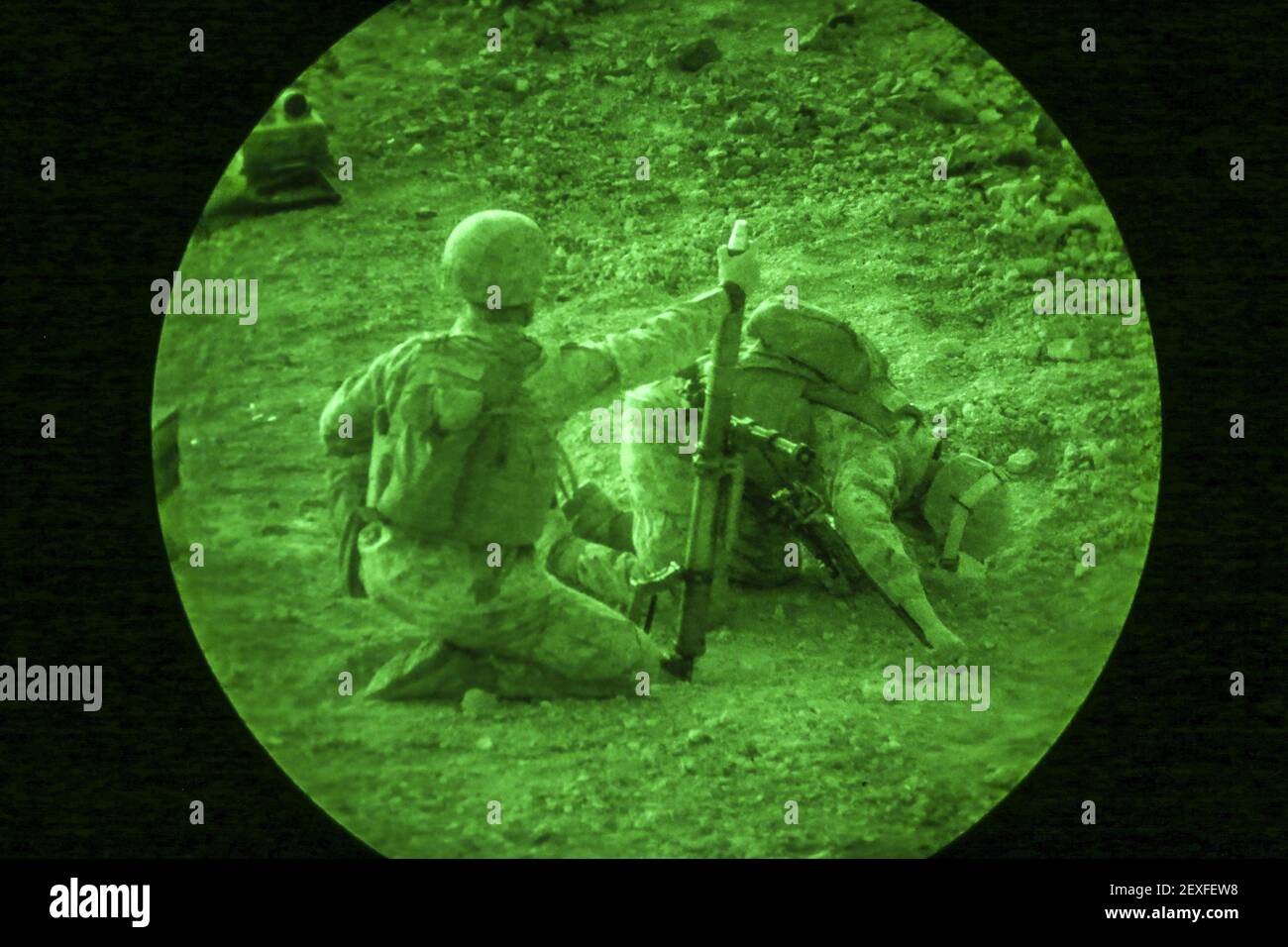 Stati Uniti Marines con armi Company, 2° Battaglione, 7° Reggimento Marini, 1° Divisione Marine prepararsi a fire 60mm colpi di mortaio durante un offensiva aria esercizio di supporto a Mt. Barrow, Cioccolato Mountain Aerial Gunnery gamma, California, 6 ott. 2015. L'esercizio è parte di armi e tattiche istruttore (WTI) 1-16, a sette settimane di formazione evento ospitato da Marine Aviation di armi e tattiche (MAWTS-1) cadre. MAWTS-1 fornisce tattico standardizzati per la formazione e la certificazione di istruttore d'unità qualifiche per il supporto di aviazione marino la formazione e la valutazione della fattibilità e aiuta a sviluppare e impiegare aviatio Foto Stock