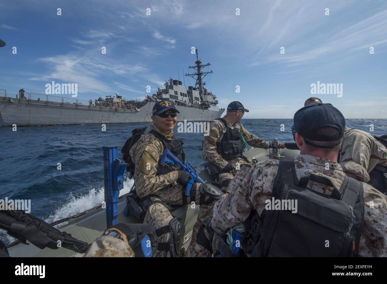 BLACK SEA (23 giugno 2015) i membri del team di visita, imbarco, ricerca e sequestro del cacciatorpediniere missilistico guidato USS Laboon (DDG 58) si avvicinano a Laboon su una barca gonfiabile a scafo rigido a seguito di un esercizio multinazionale a bordo della marina rumena corvette Ammiral Eustatiu Sebastian (F-264). Laboon sta conducendo operazioni navali nell'area di attività della VI flotta degli Stati Uniti a sostegno degli interessi nazionali di sicurezza degli Stati Uniti in Europa. (Foto di Mass Communication Specialist 3rd Class Desmond Parks/U.S. Navy) 150623-N-XB010-295 *** si prega di utilizzare il credito dal campo di credito *** Foto Stock