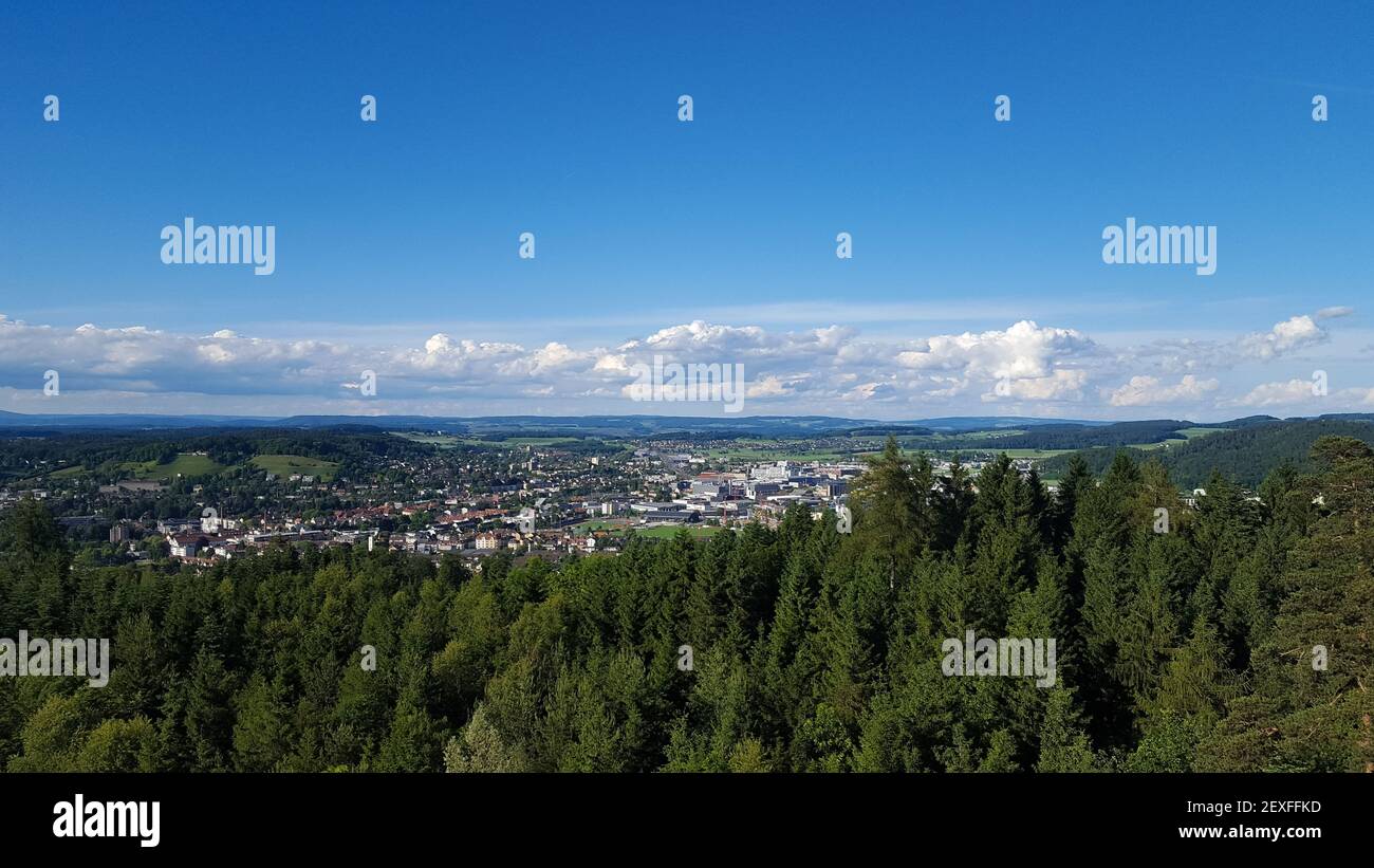 Vista su una grande foresta incredibile verso la città di Winterthur, Svizzera Foto Stock