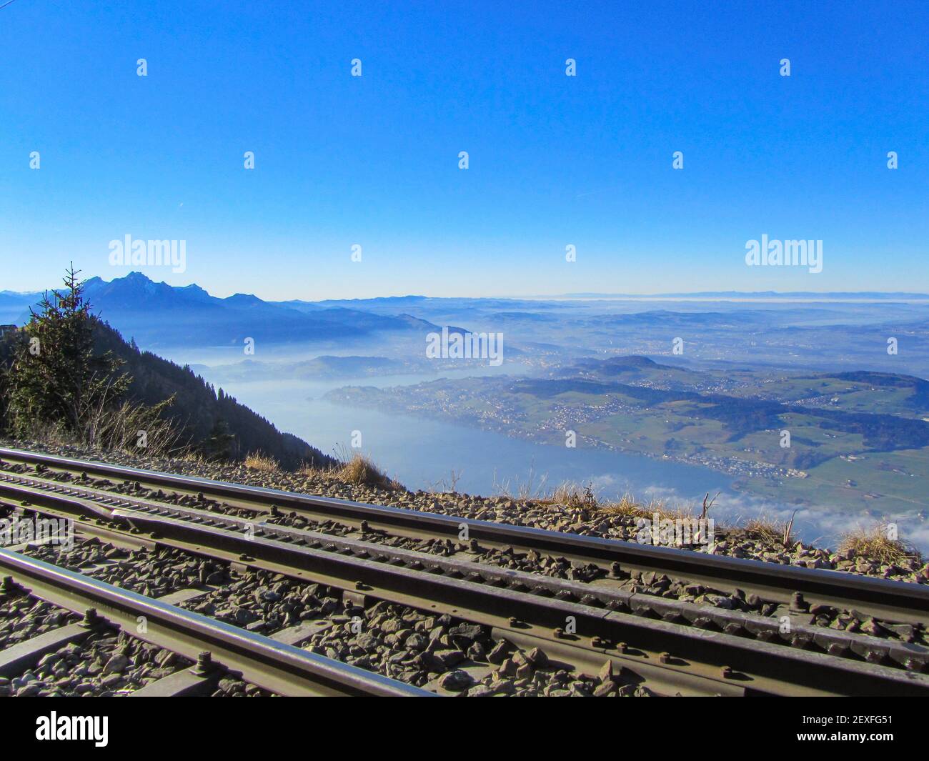 Vista sulla ferrovia a cog per il monte Rigi, in Svizzera, verso il lago di Lucerna Foto Stock