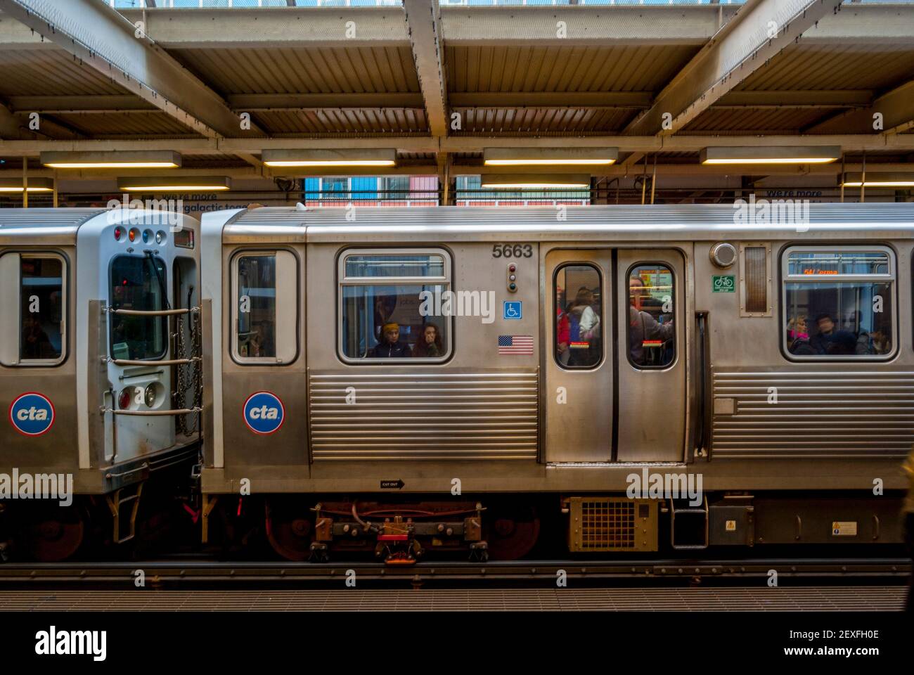 Carrozze sulla sezione rialzata del sistema della metropolitana di Chicago Chicago, Illinois Foto Stock