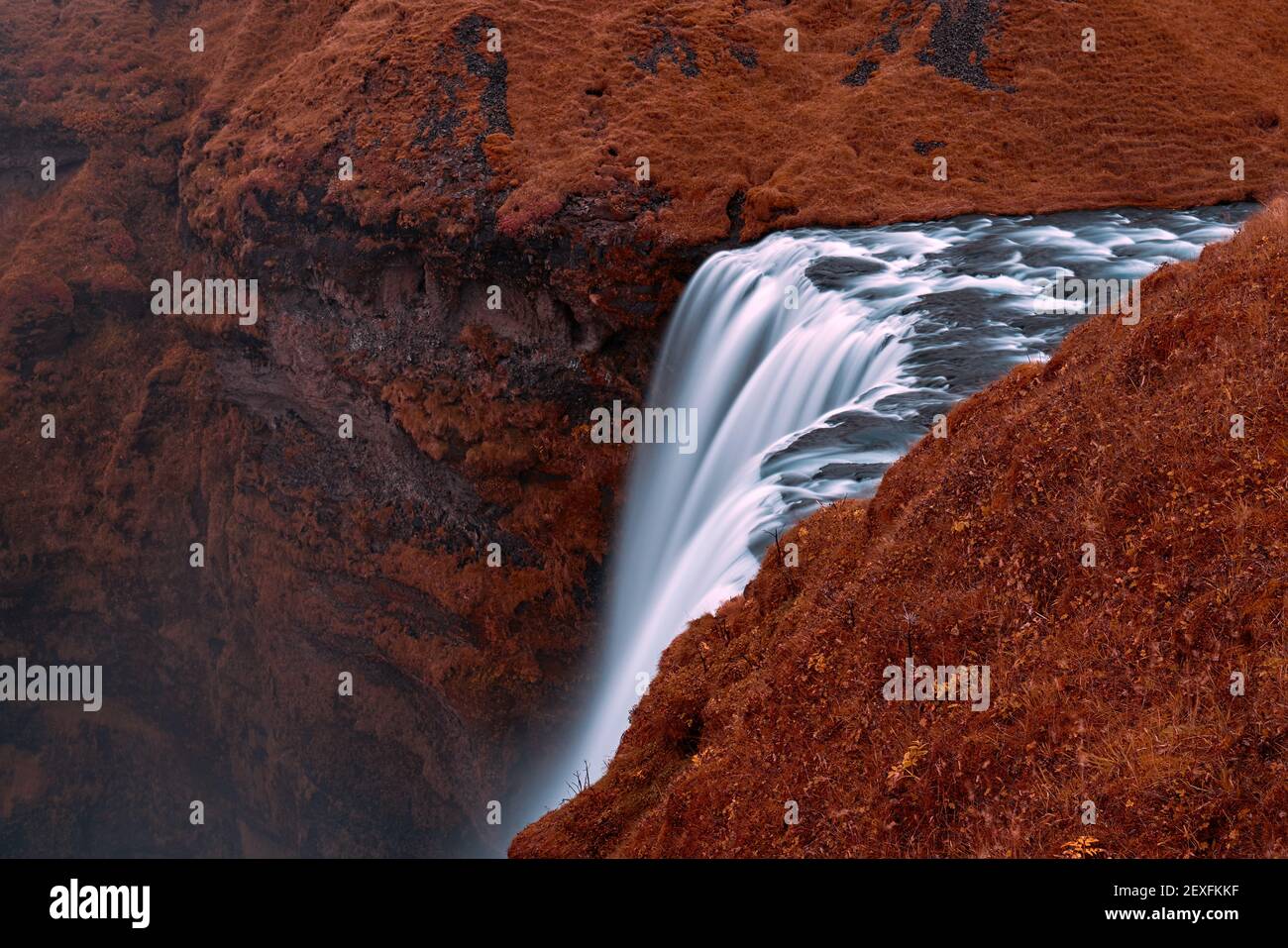 Drammatico Skogafoss a Snaefellsnes che è penisola in Islanda occidentale all'inizio di ottobre 2019. Foto Stock
