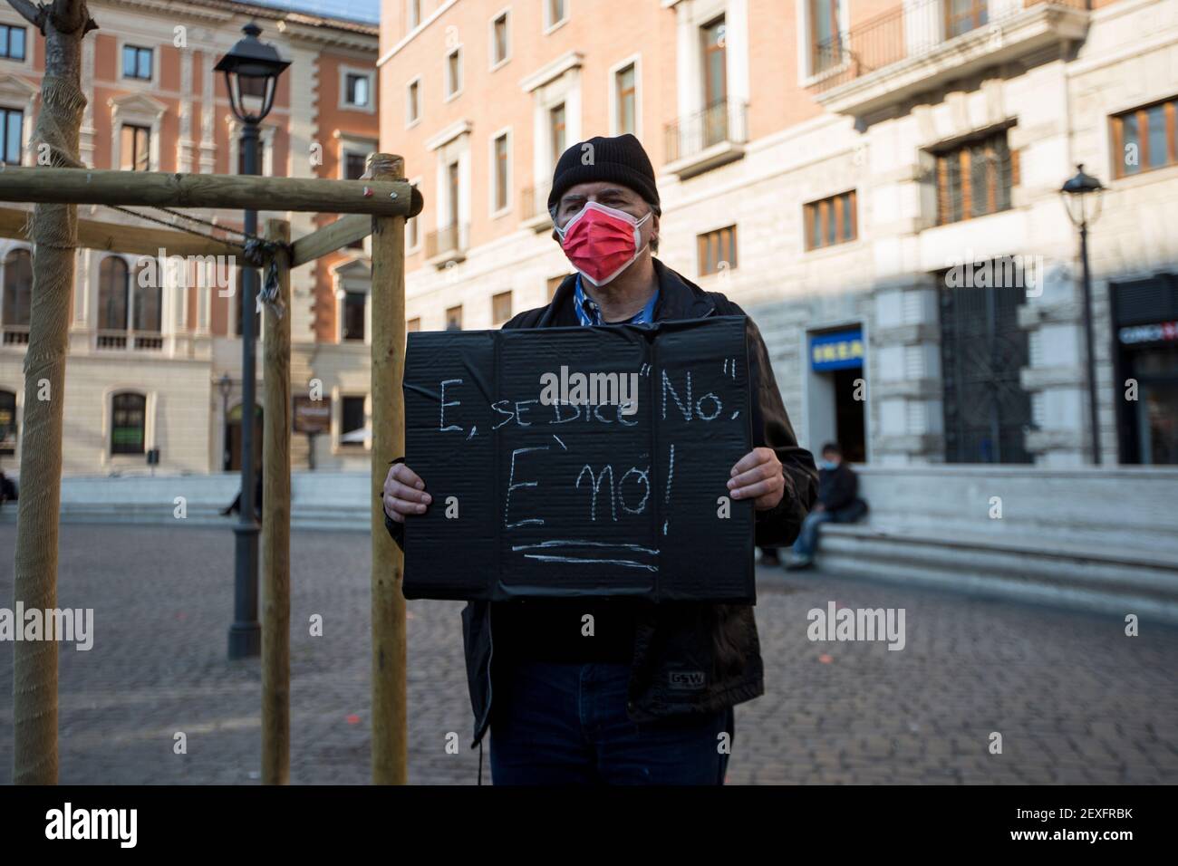 Roma, Italia. 04 marzo 2021. I cittadini italiani di sesso maschile che indossano maschere rosse hanno tenuto una manifestazione in Piazza San Silvestro per protestare contro le femminicidi (omicidi di donne) e per sostenere e sostenere le donne vittime della violenza maschile e di genere. Foto Stock