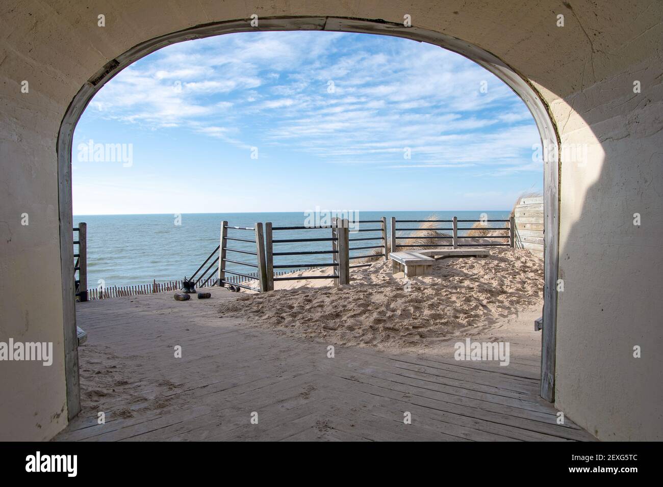 Tunnel di cemento su duna di sabbia con recinzione che si affaccia sul lago Michigan Foto Stock