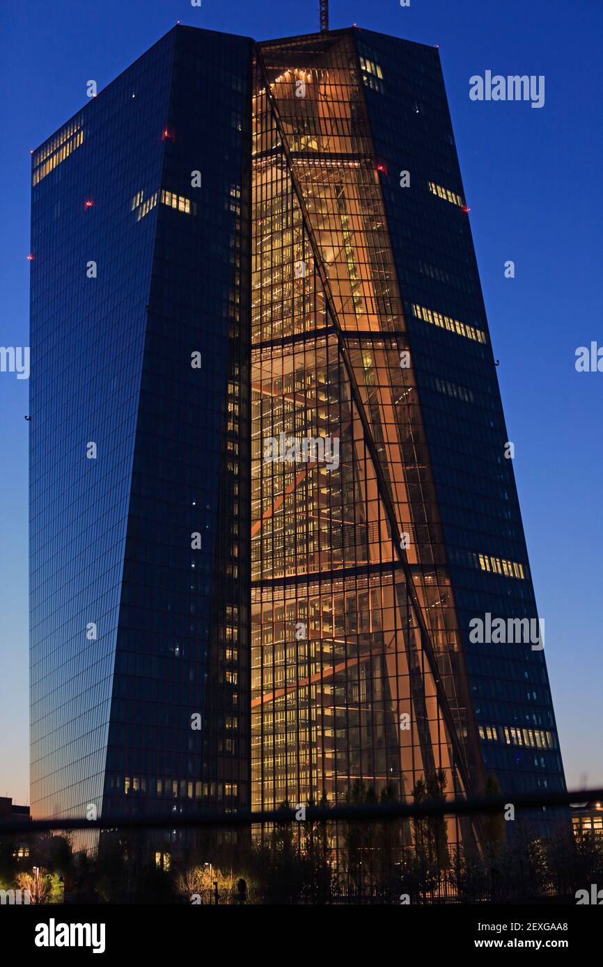 Banca Centrale europea al crepuscolo Francoforte sul meno, Assia, Germania Foto Stock
