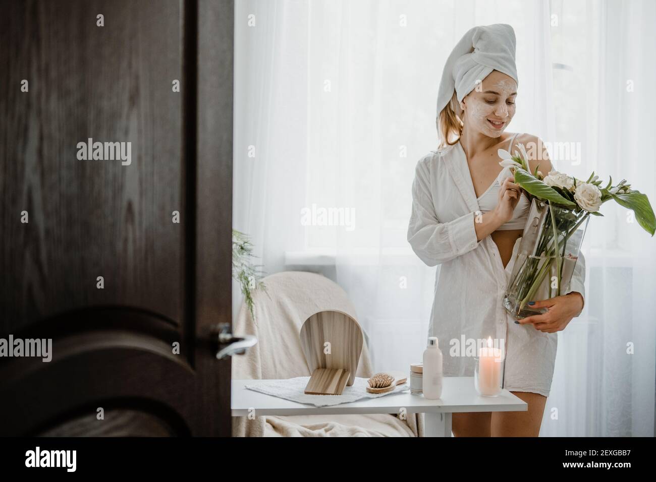 Idee di self Care per la donna. Routine di cura di sé di bellezza, modi per ridurre lo stress, aumentare la consapevolezza ed evitare il burnout. Giovane donna in asciugamano bianco Foto Stock