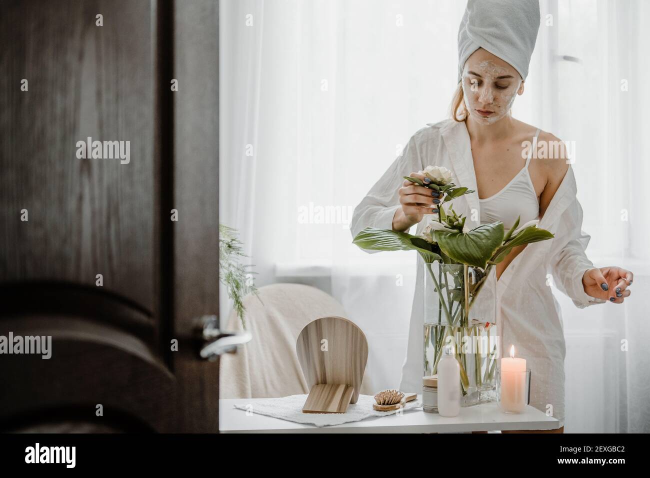 Idee di self Care per la donna. Routine di cura di sé di bellezza, modi per ridurre lo stress, aumentare la consapevolezza ed evitare il burnout. Giovane donna in asciugamano bianco Foto Stock