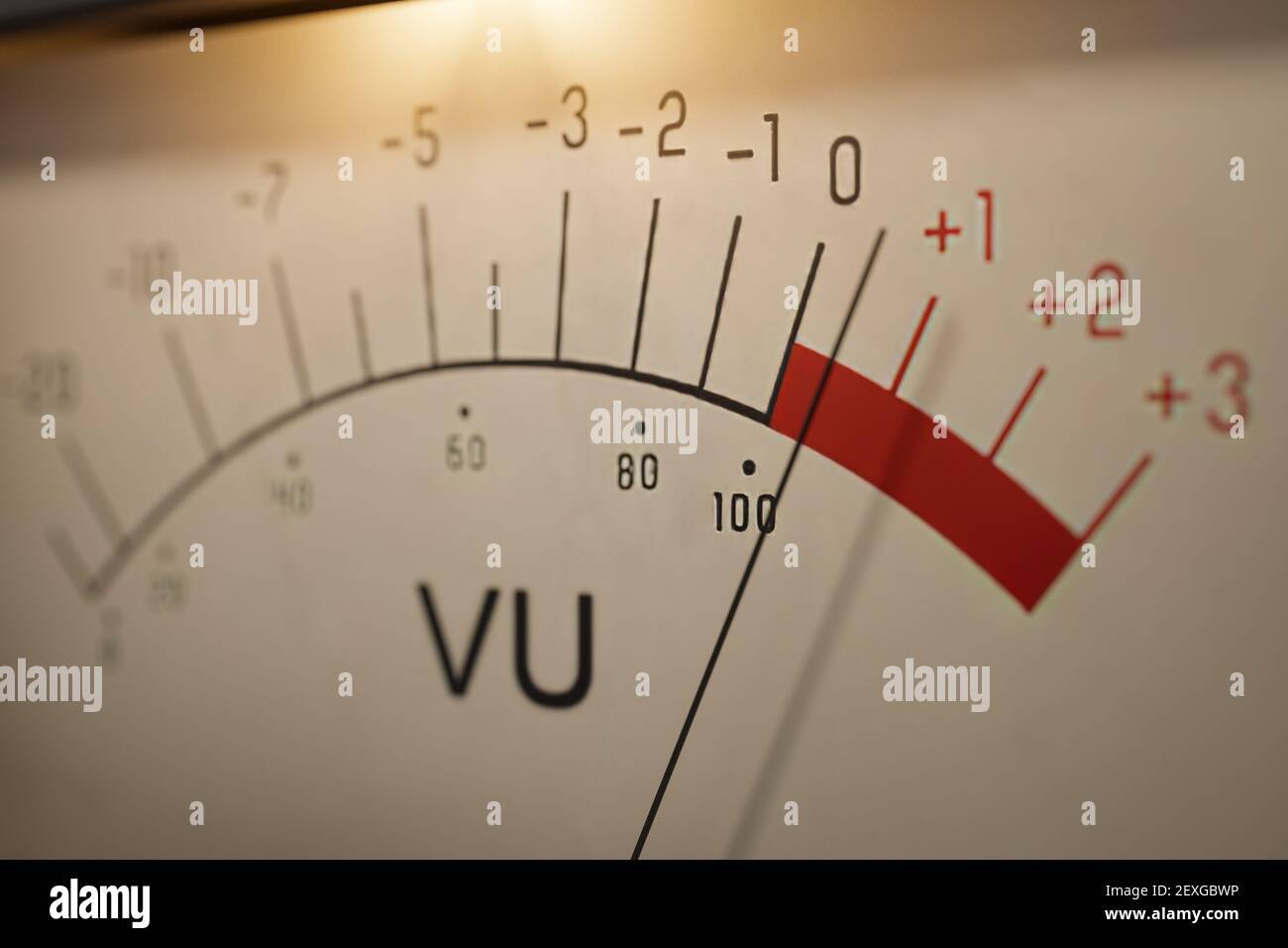 VU meter analogico che misura il livello del volume del suono.  Illustrazione con rendering 3D Foto stock - Alamy