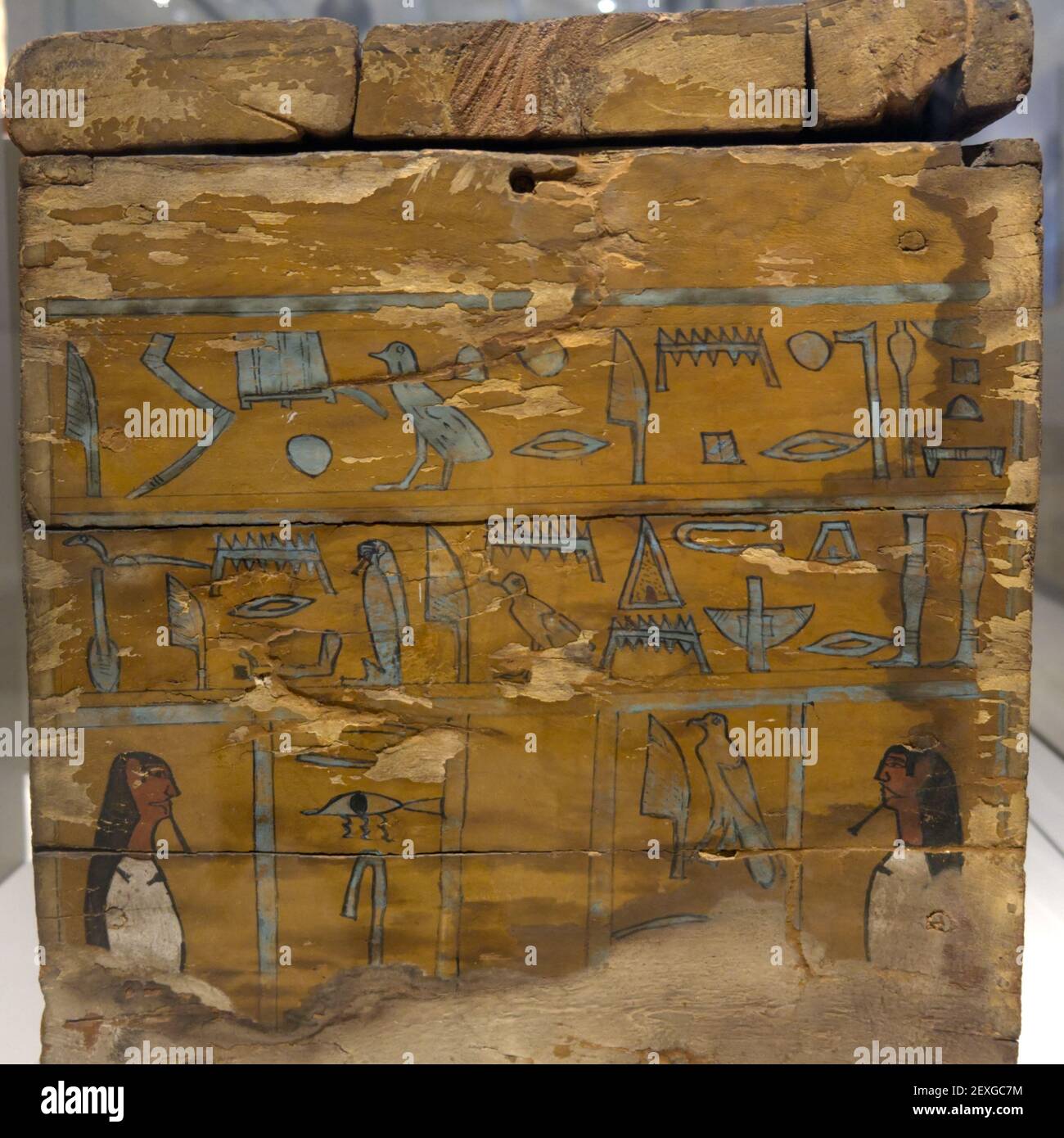 geroglifici su un sarcofago di legno di una sepoltura popolare Foto Stock