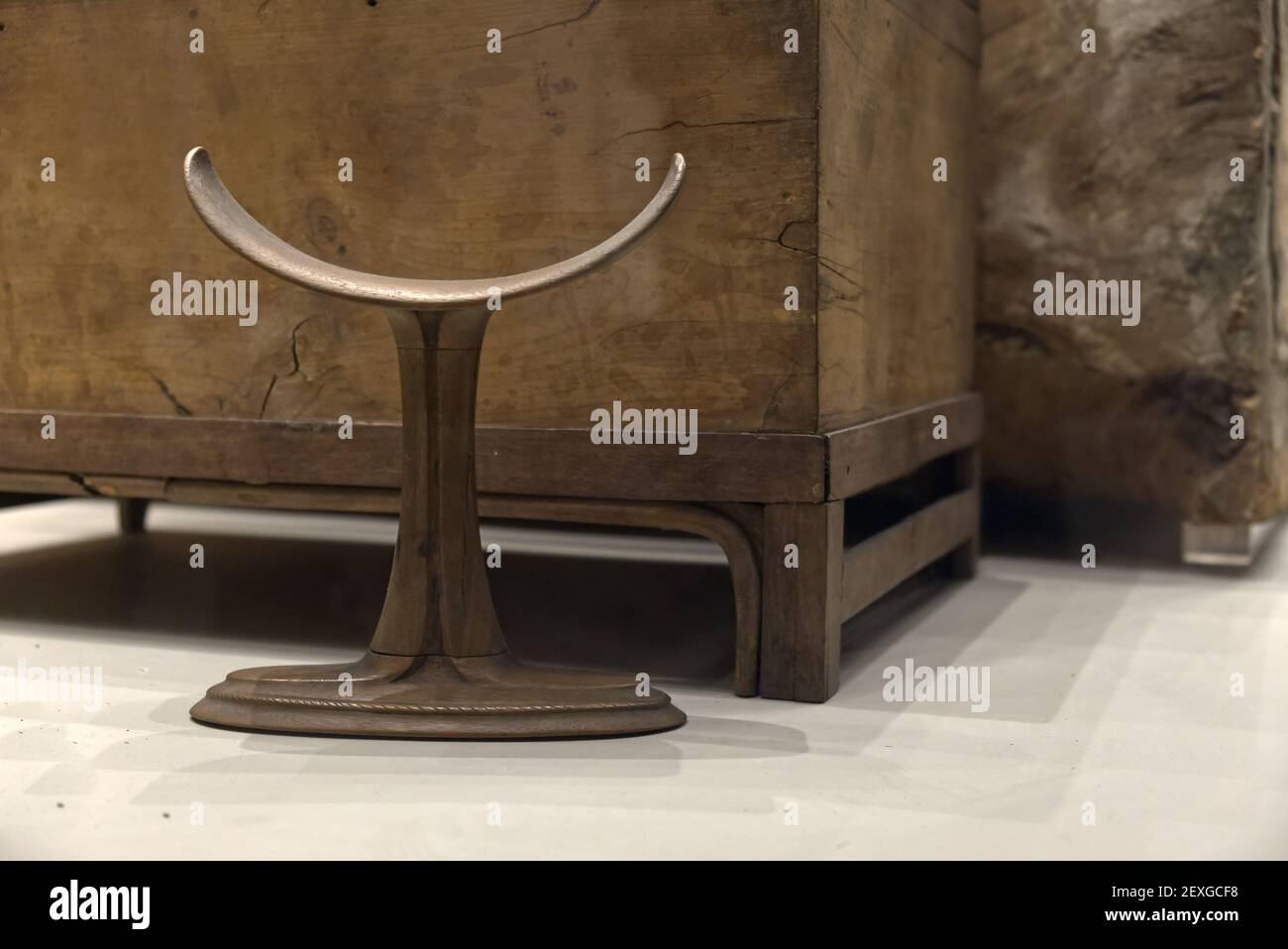 Poggiatesta in legno egiziano per mummie trovato negli scavi di luxor Foto Stock