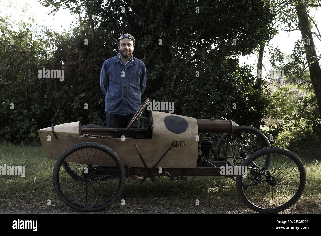 Uomo in piedi di fronte alla sua 1919 Grafton in strada di campagna Foto Stock