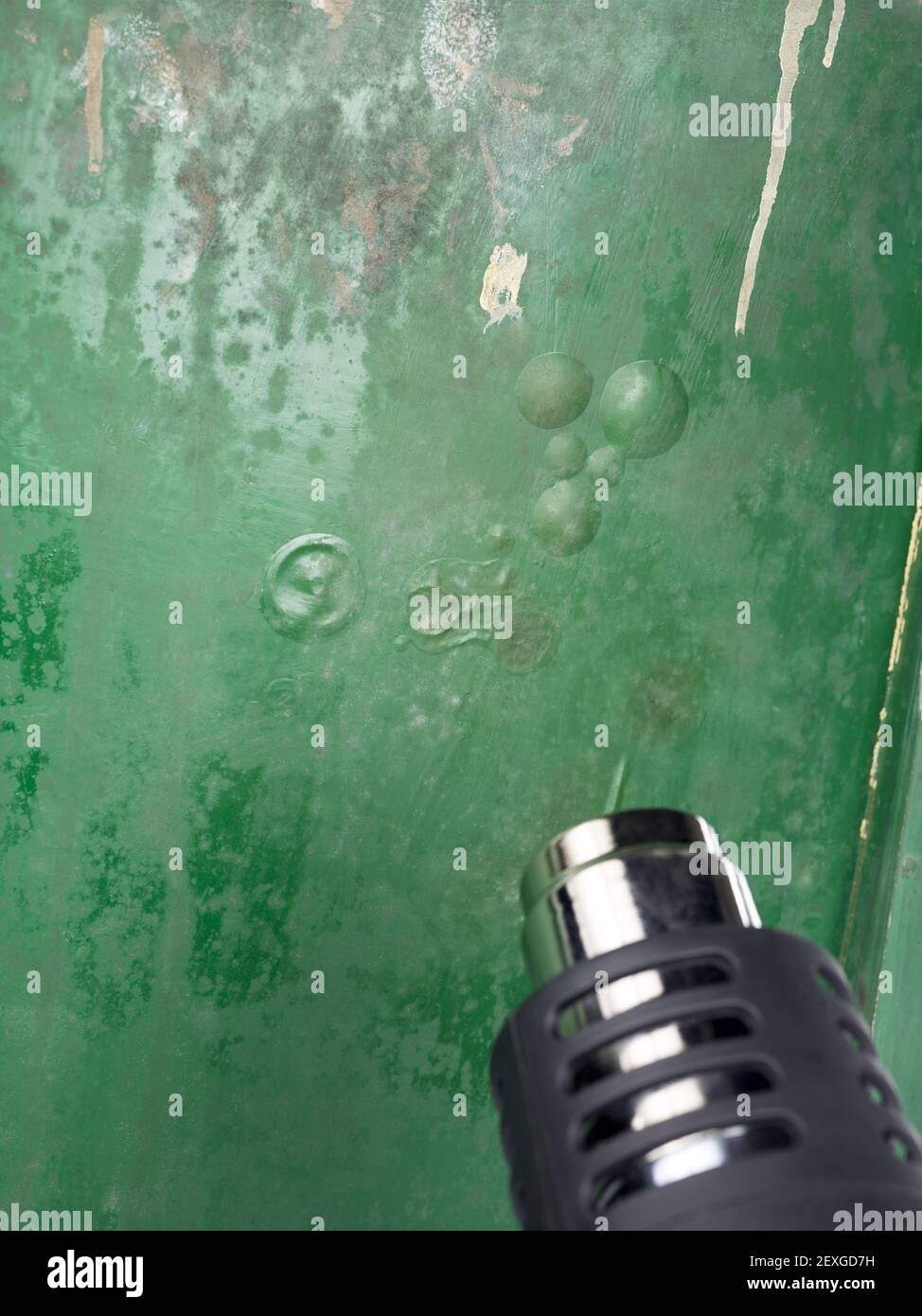 Pistola termica e sedia verde Foto Stock