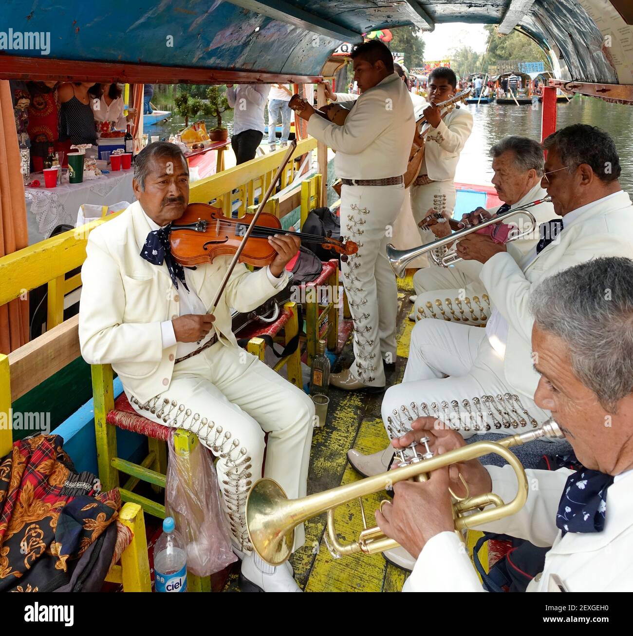 I musicisti Mariachi giocano a noleggio sulle barche dei canali Xochimilco, Città del Messico, Messico Foto Stock