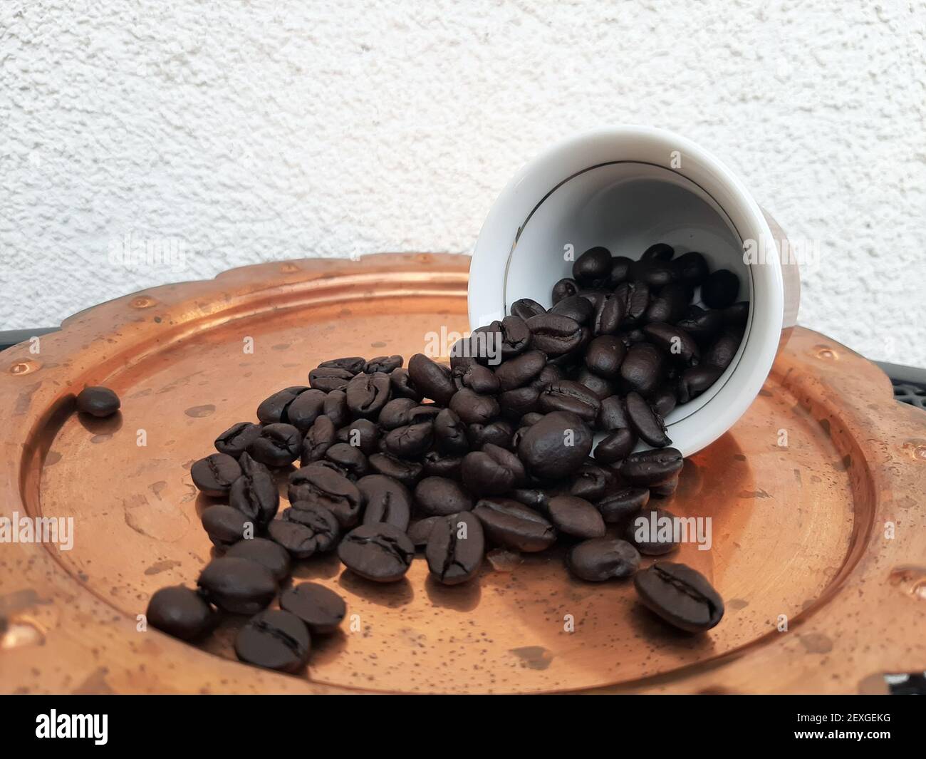 Caffettiera vintage. Chicchi di caffè con pentola retrò. Foto Stock