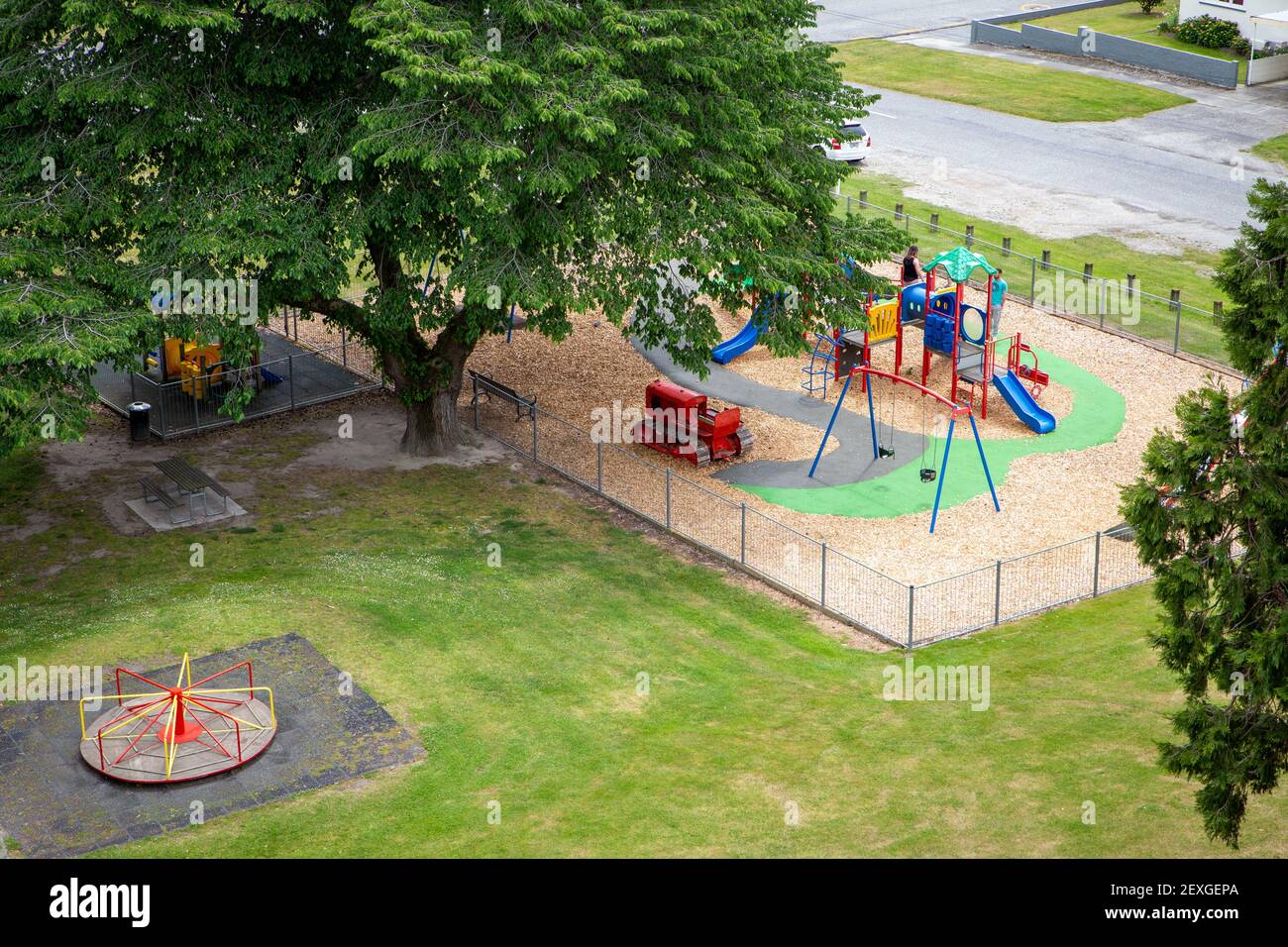 Guardando giù sul colorato parco giochi e parco dalla passerella sopra, Roxburgh, Central Otago, Nuova Zelanda Foto Stock