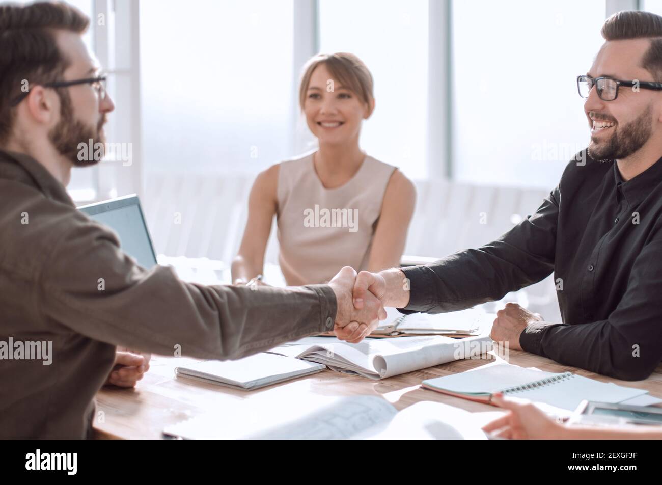 i giovani imprenditori lavorano in un ufficio moderno Foto Stock