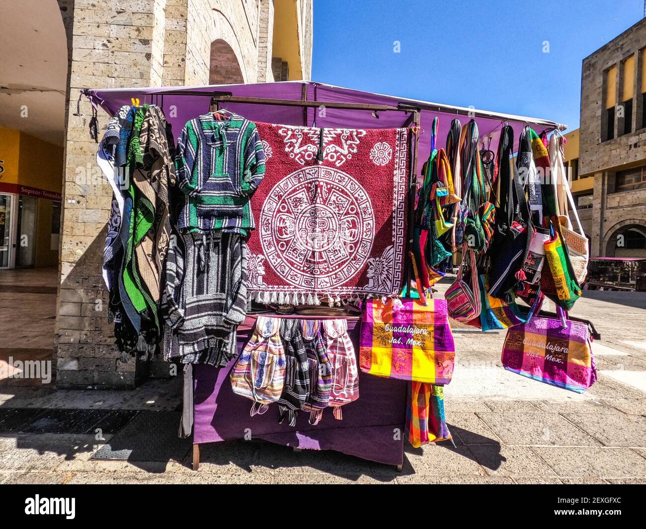 Abbigliamento ricordo nel mercato di Plaza Tapatia, Centro storico, Guadalajara, Jalisco, Messico Foto Stock