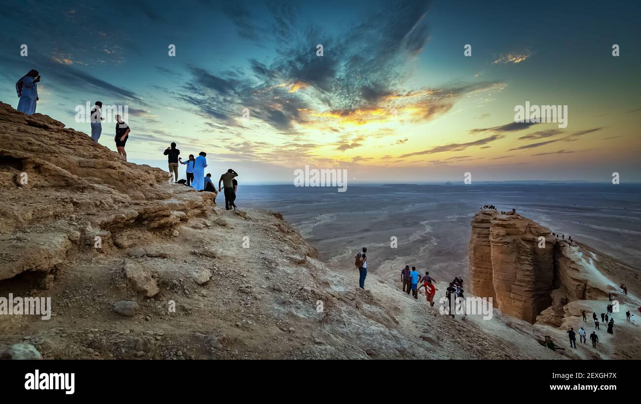 Tourist on Edge of the World, un punto di riferimento naturale e popolare destinazione turistica vicino Riyadh -Arabia Saudita.18-Dic-2019. Foto Stock