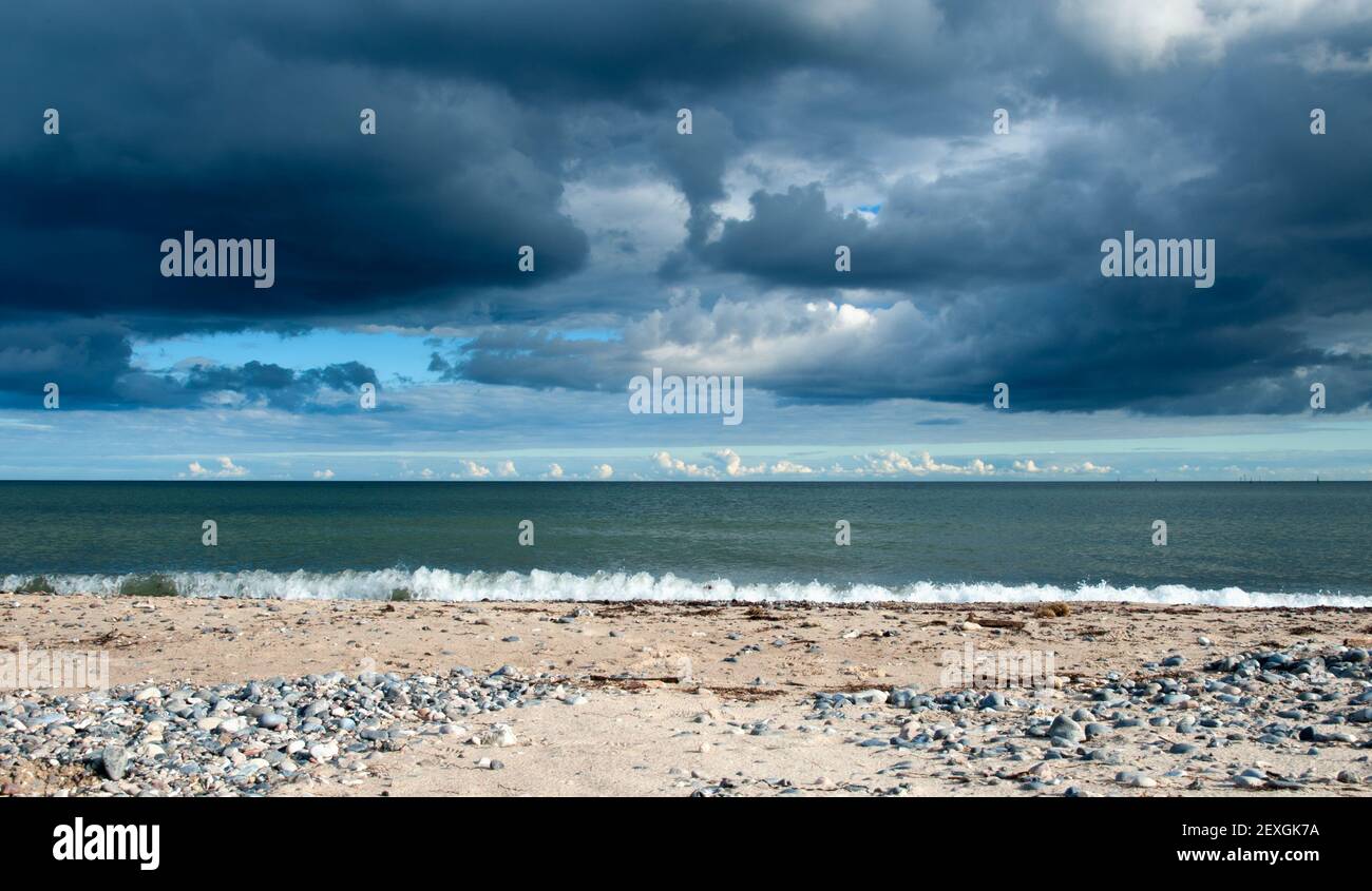 Nubi tempesta che si radunano sull'oceano Foto Stock