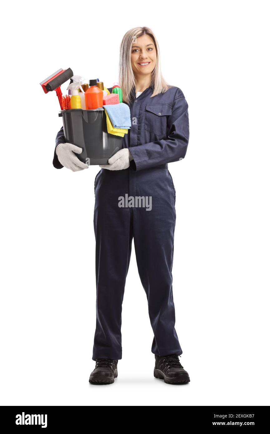 Ritratto a lunghezza intera di un pulitore professionale femmina che tiene un secchio con materiale di pulizia isolato su sfondo bianco Foto Stock