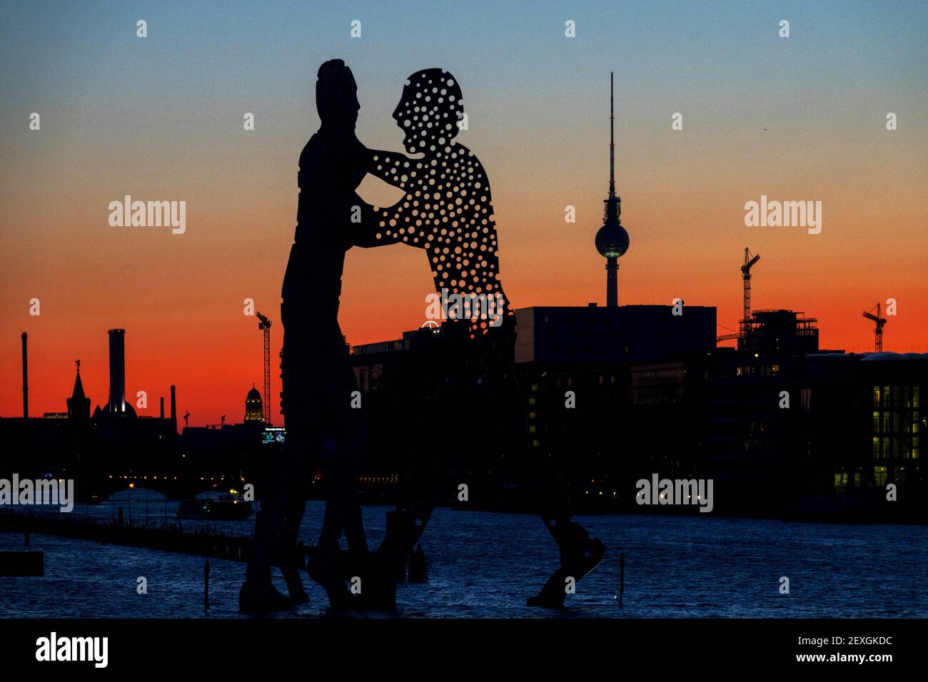 Modern Sculpture Molecule Man Berlino tramonto sopra il fiume Sprea Berlino paesaggio urbano Germania Foto Stock