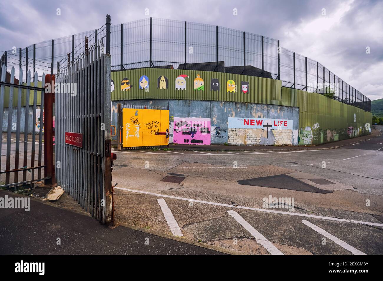 Porta aperta di fronte a uno dei Peace Wall a Belfast, Irlanda del Nord, Regno Unito Foto Stock
